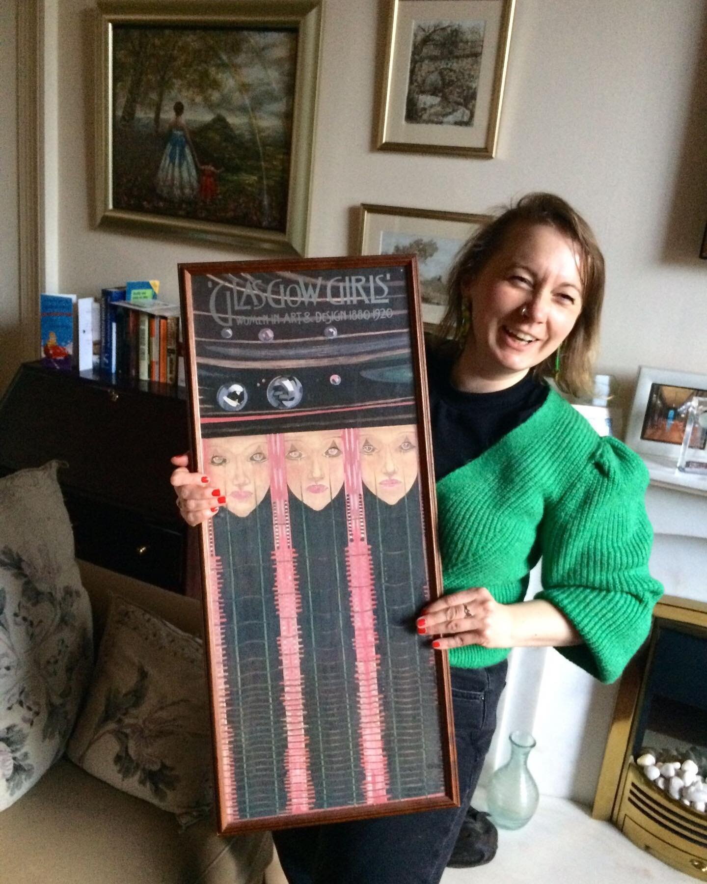 I usually try to not post stuff about me/featuring me on this account but I had the best day afternoon with @sharonthomasart &amp; Jean McFadden (what an absolute legend). I mean, look at my face getting my hands on an original &lsquo;Glasgow Girls&r