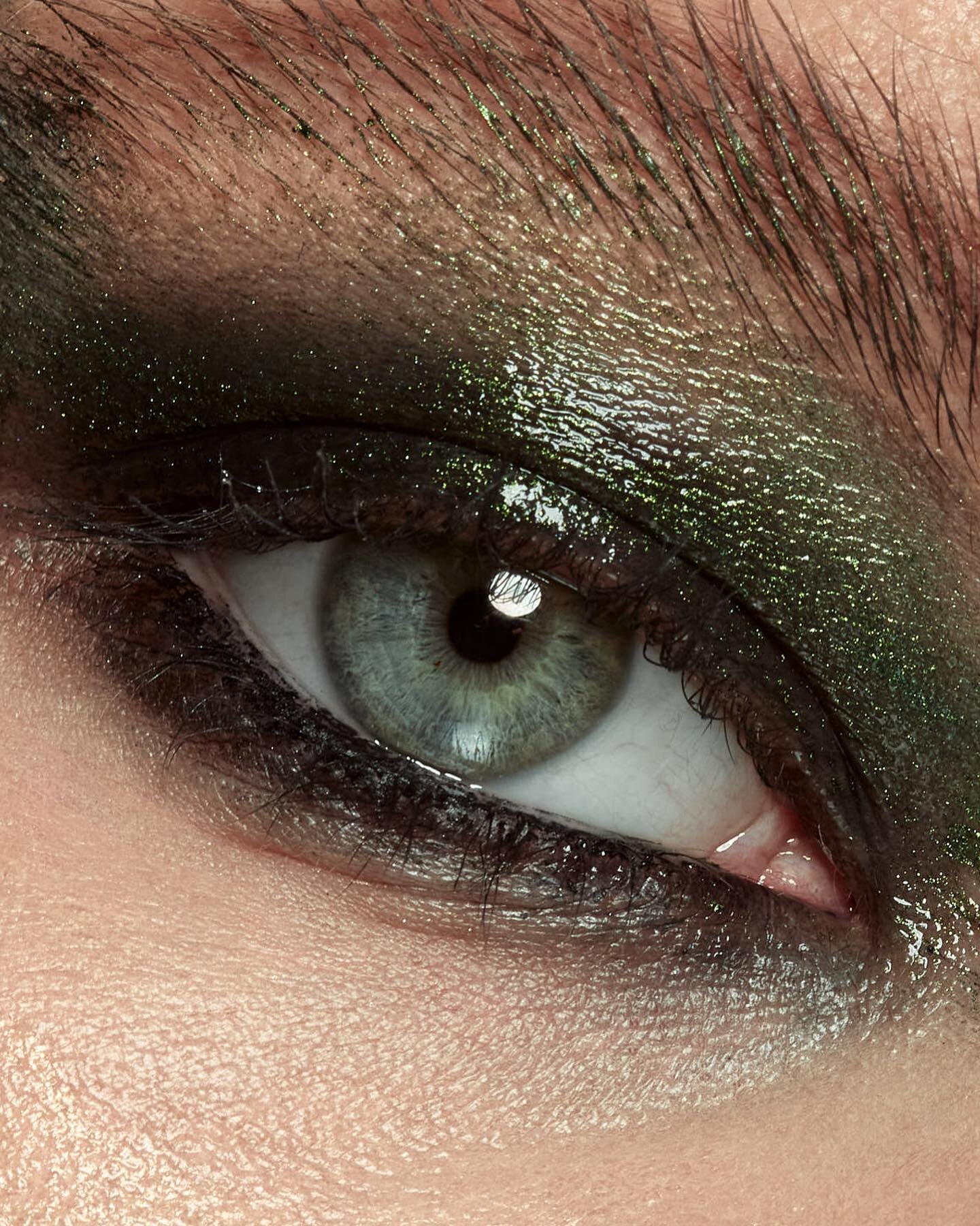 I see you 👀
Little macro of @jenhuntermakeup brilliant handy work. Stunning eye belongs to @oliviaritbergeris - photo and retouch @verachange_photo &bull;
#
#macrobeauty #eyecloseup #greenmakeup #greensmokeyeye #glossyeye