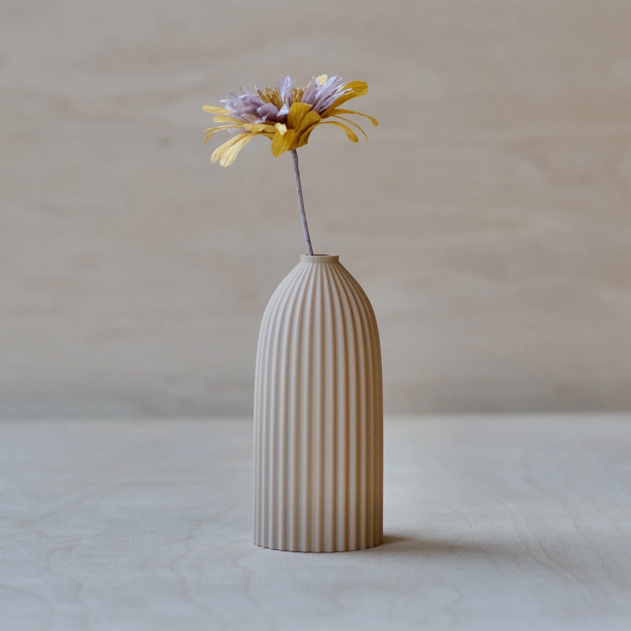 3d printed mini vase - KT 60 Peanut with Handcrafted Gerbera stem