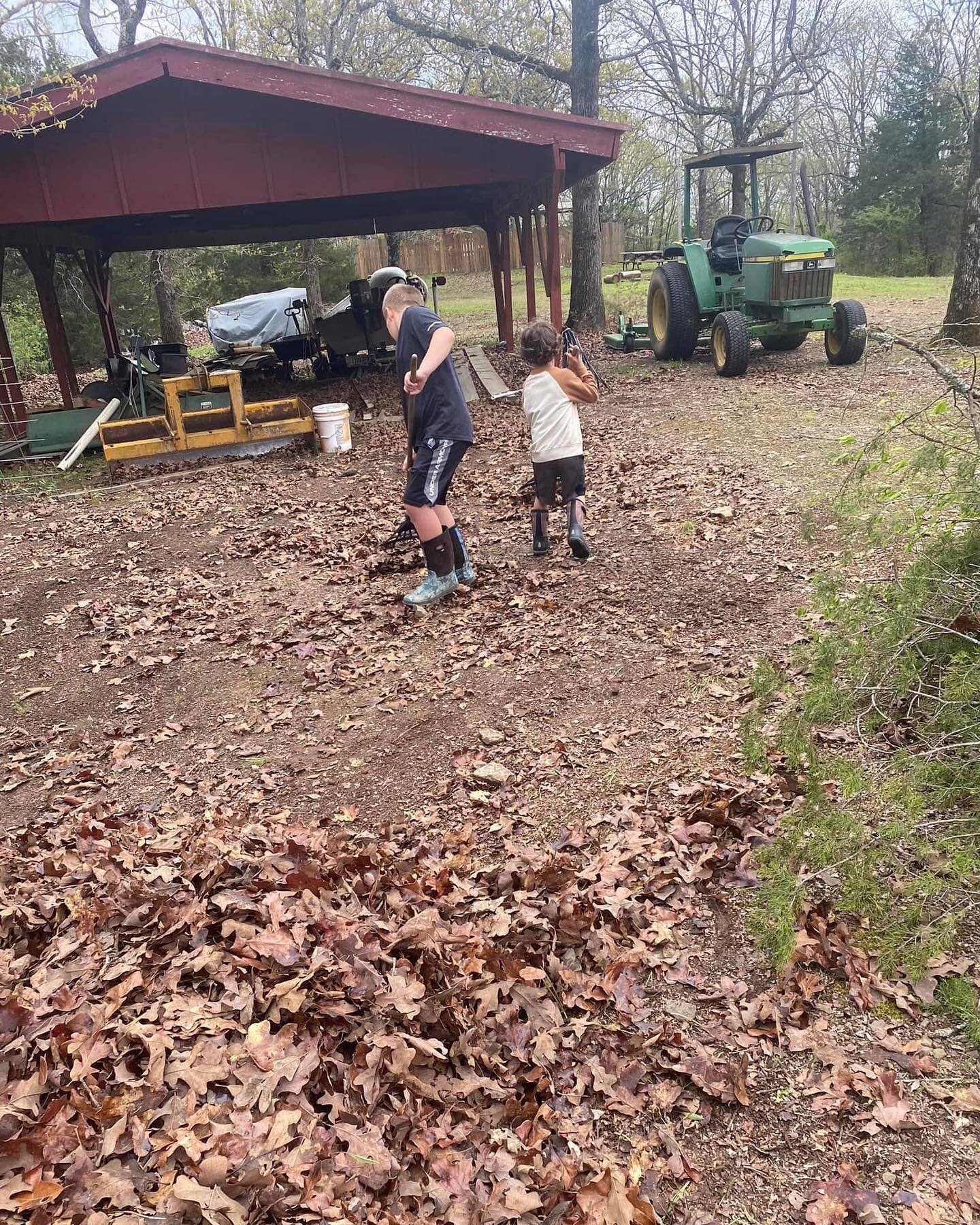 ✔️ Reading
✔️ Math
✔️ Raking leaves for our compost - Motor planning, proprioceptive input, important work, working together, time in nature&hellip;

#wholechild #willowrootslearningcenter #Spring #compost