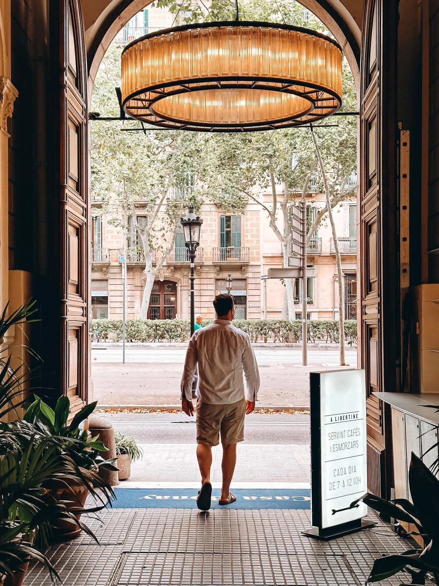 #barcelona 🧳 #spain

Home for the night @casabonay 
Dinner @santagustinabcn 
.
.
.
#withfelix #teamfelinus #chilltbeiomaundopa #lovebirds