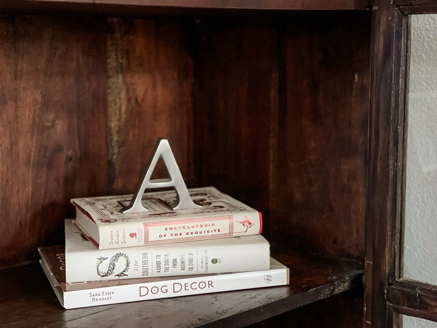 Time for another photo from the vault! Cleaning out my camera roll really seems to be the gift that keeps on giving. #interiordesign #interiors #classic #classicstyle #bookshelf