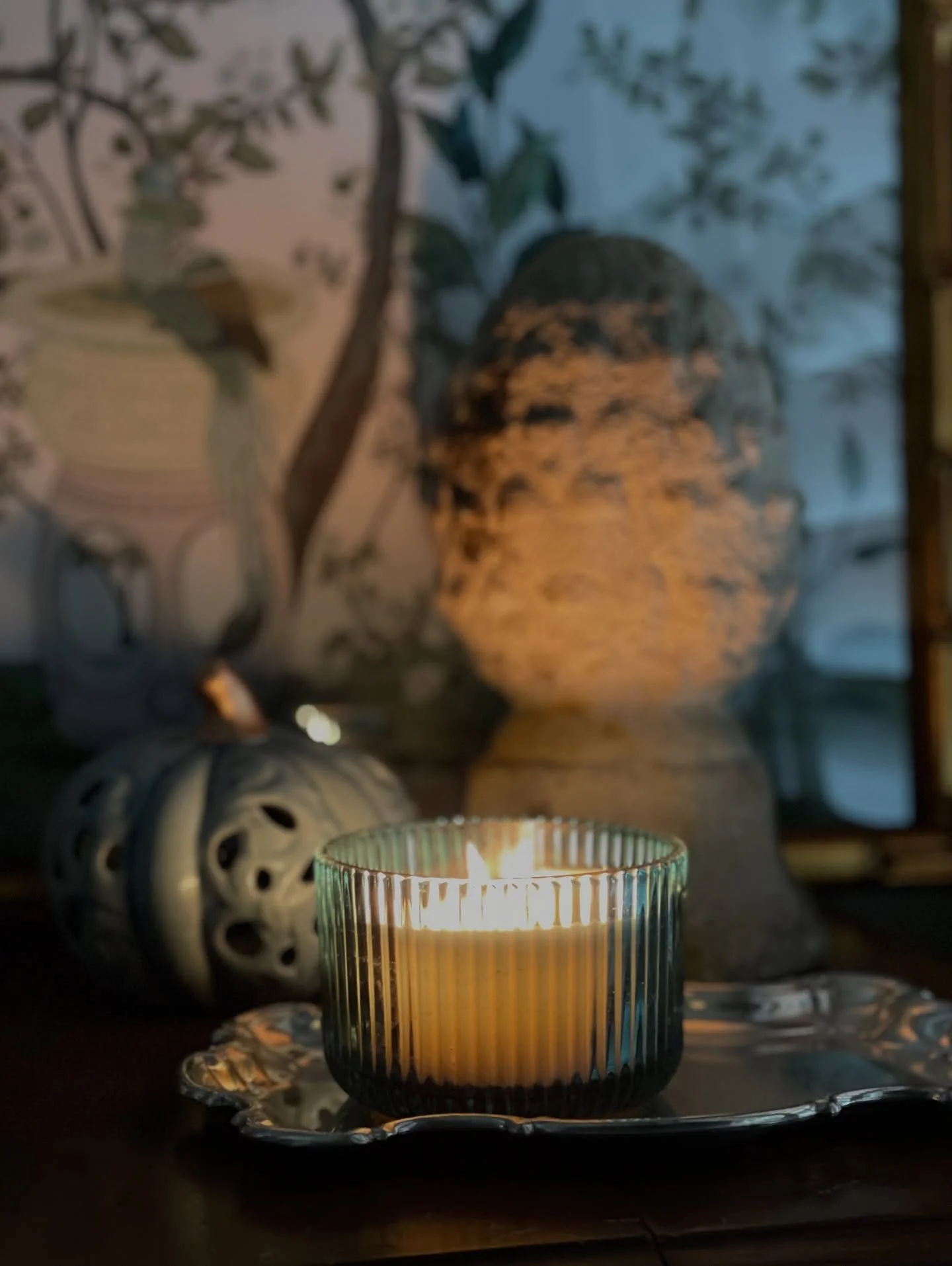 Happy first day of October! Let the Halloween and fall content begin!! 🎃 #interiordesign #classic #classicinteriors #designvignette #halloweendecor