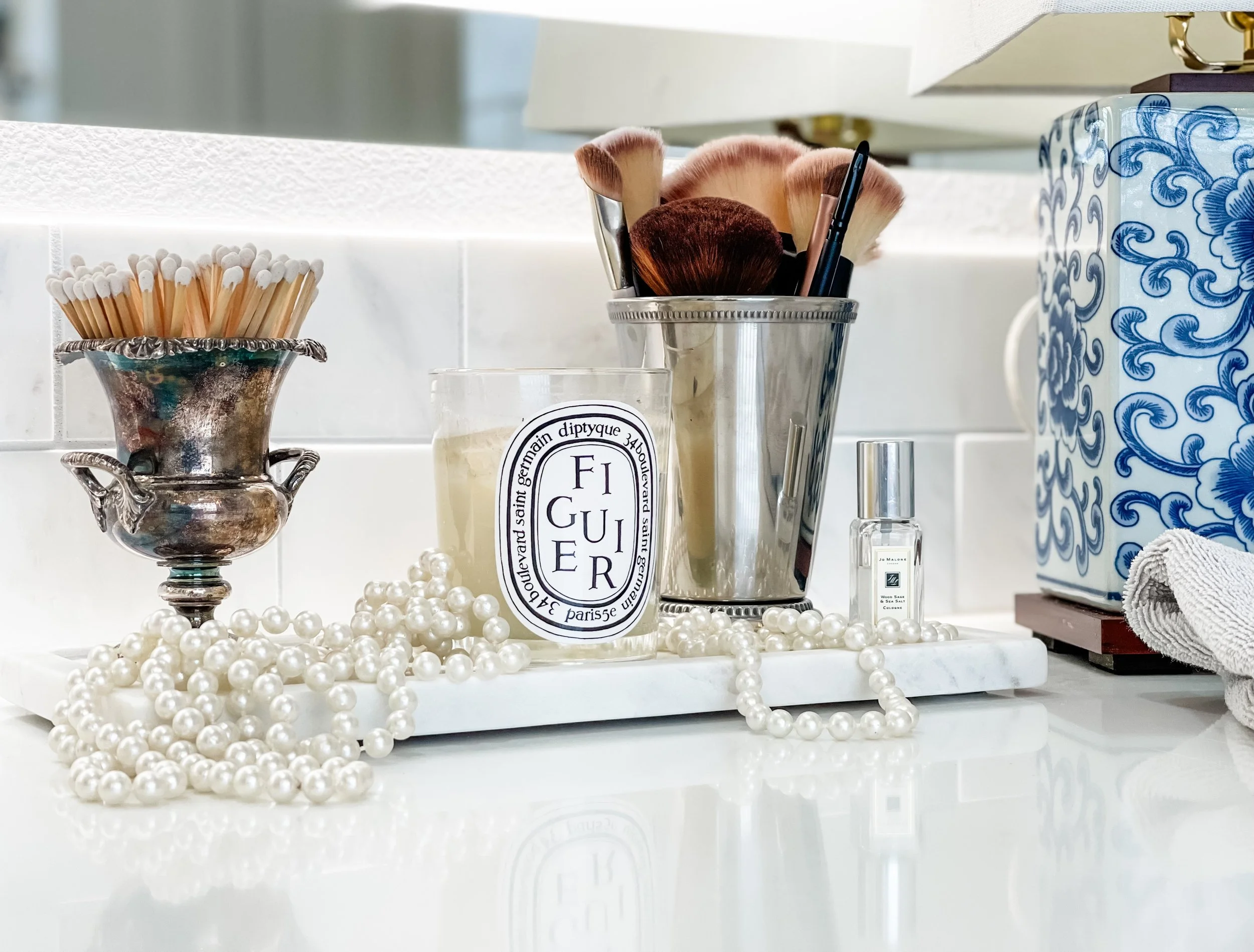 Even the smallest vignettes can be an opportunity to make a statement. #interiordesign #classicdesign #bathroomdesıgn #timeless