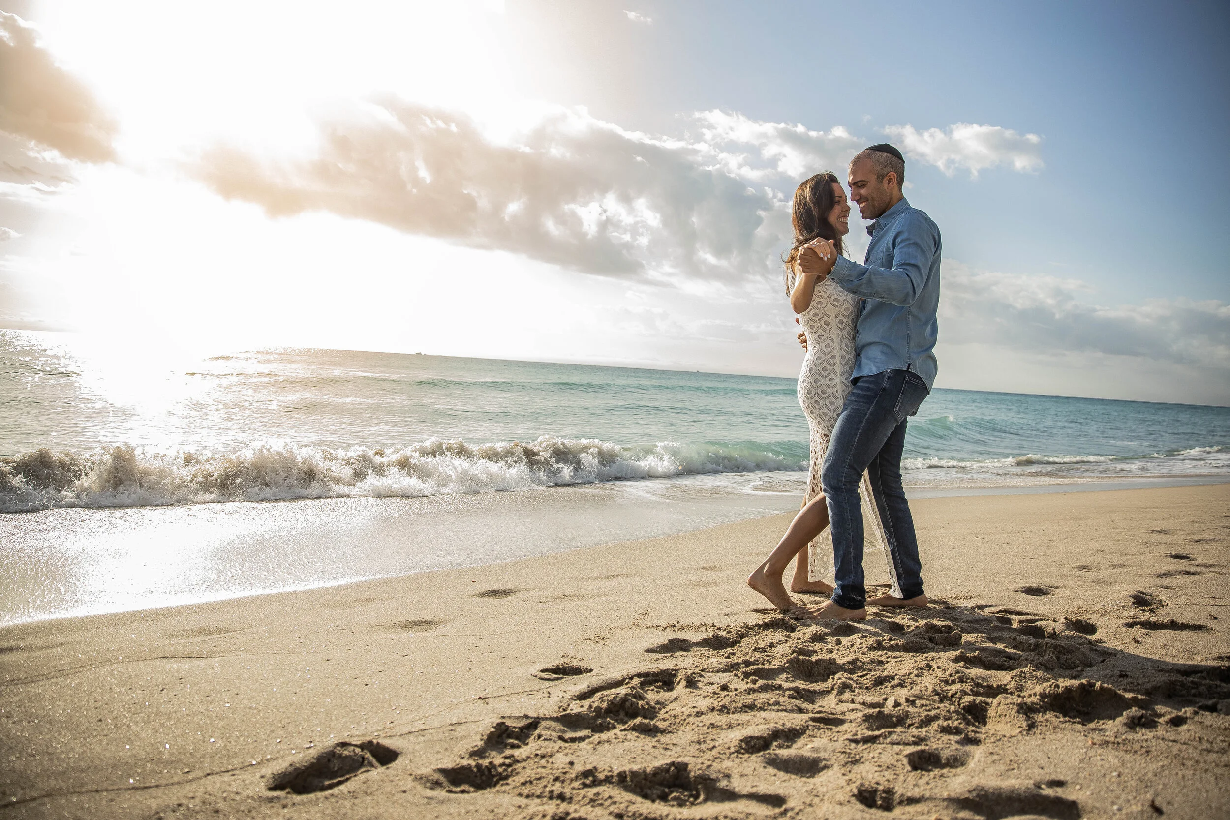 Couples in Miami on a beach | Mae Photography