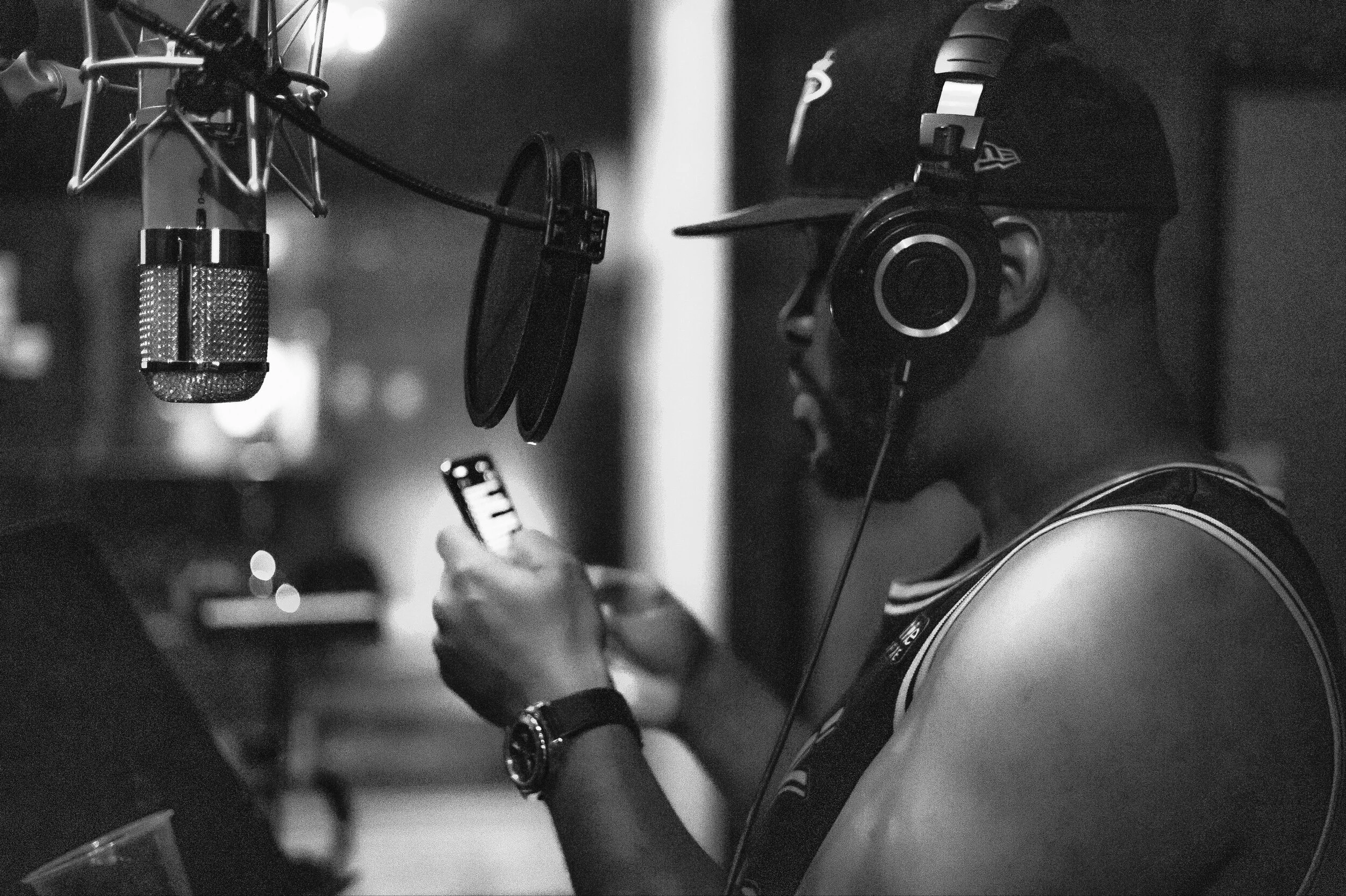 Black and White branding image - Mae Photography