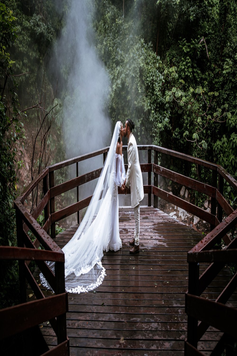 MaePhotographyLLC-destinationweddingcostarica-costaricaweddingportraits-245_pinterest.jpg