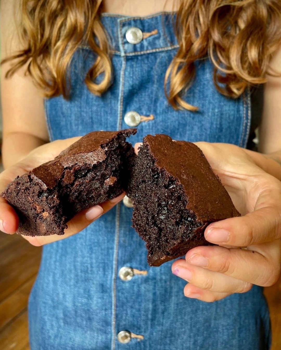 Who doesn&rsquo;t love a brownie that&rsquo;s gooey, structured, and so so chocolatey. 🤩🍫

We make ours with almond flour so they are gluten free and full of protein! ​​​​​​​​​