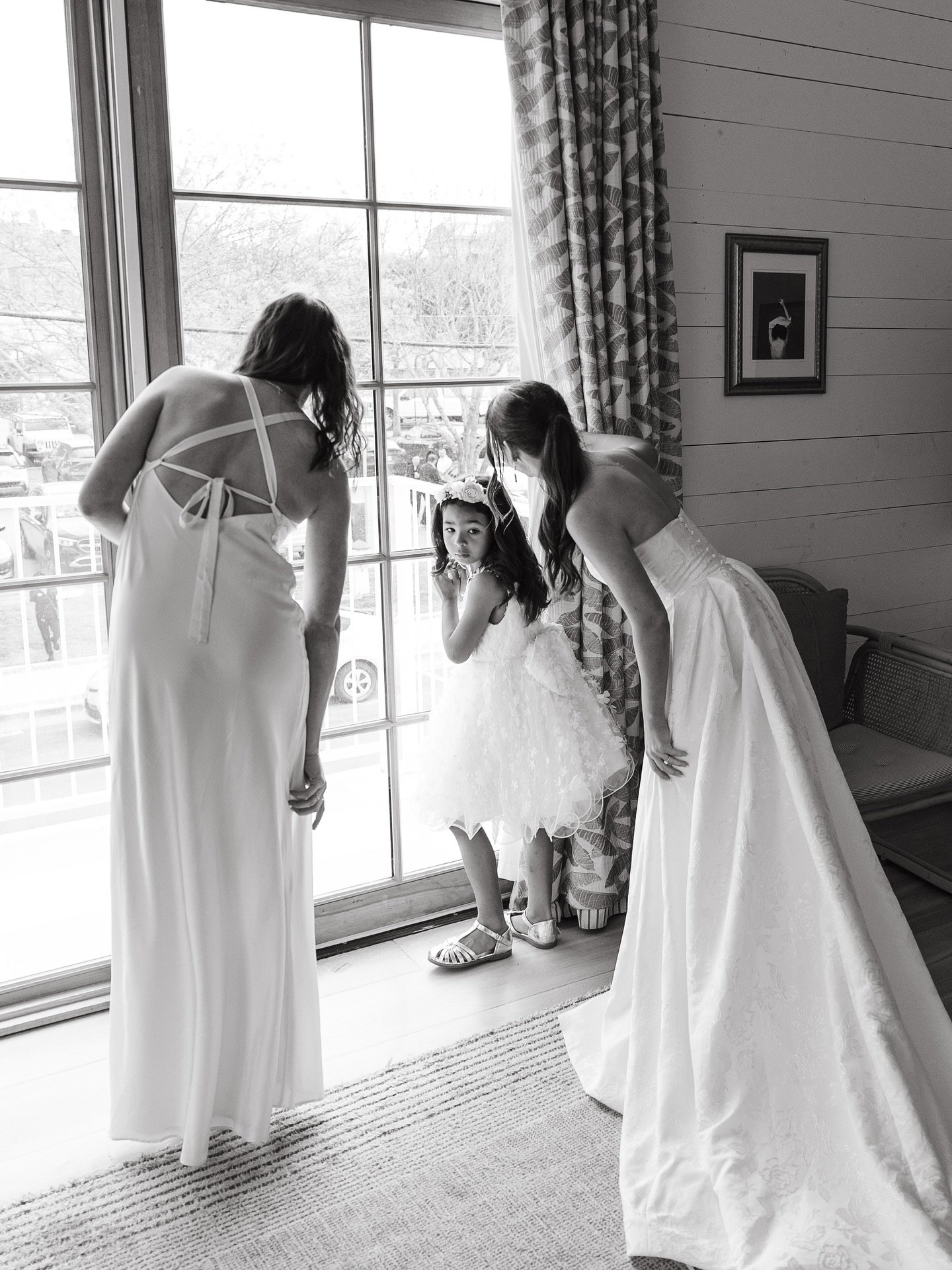 watching guests pre-game for the wedding in the parking lot across the street &mdash; I love capturing these type of in-between moments that come with each wedding 🤍