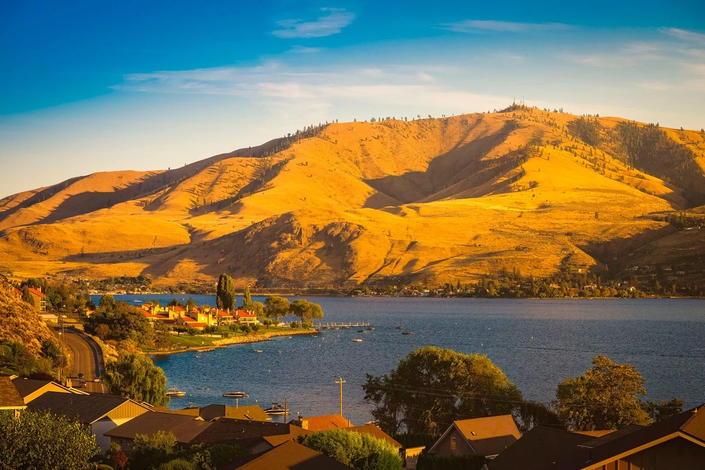 Lake Chelan isn’t just a summer getaway; it’s a four-season destination that shines year-round. From paddleboarding and wine tasting in the sunshine to cozy winter getaways and colorful fall adventures, there’s always something to l