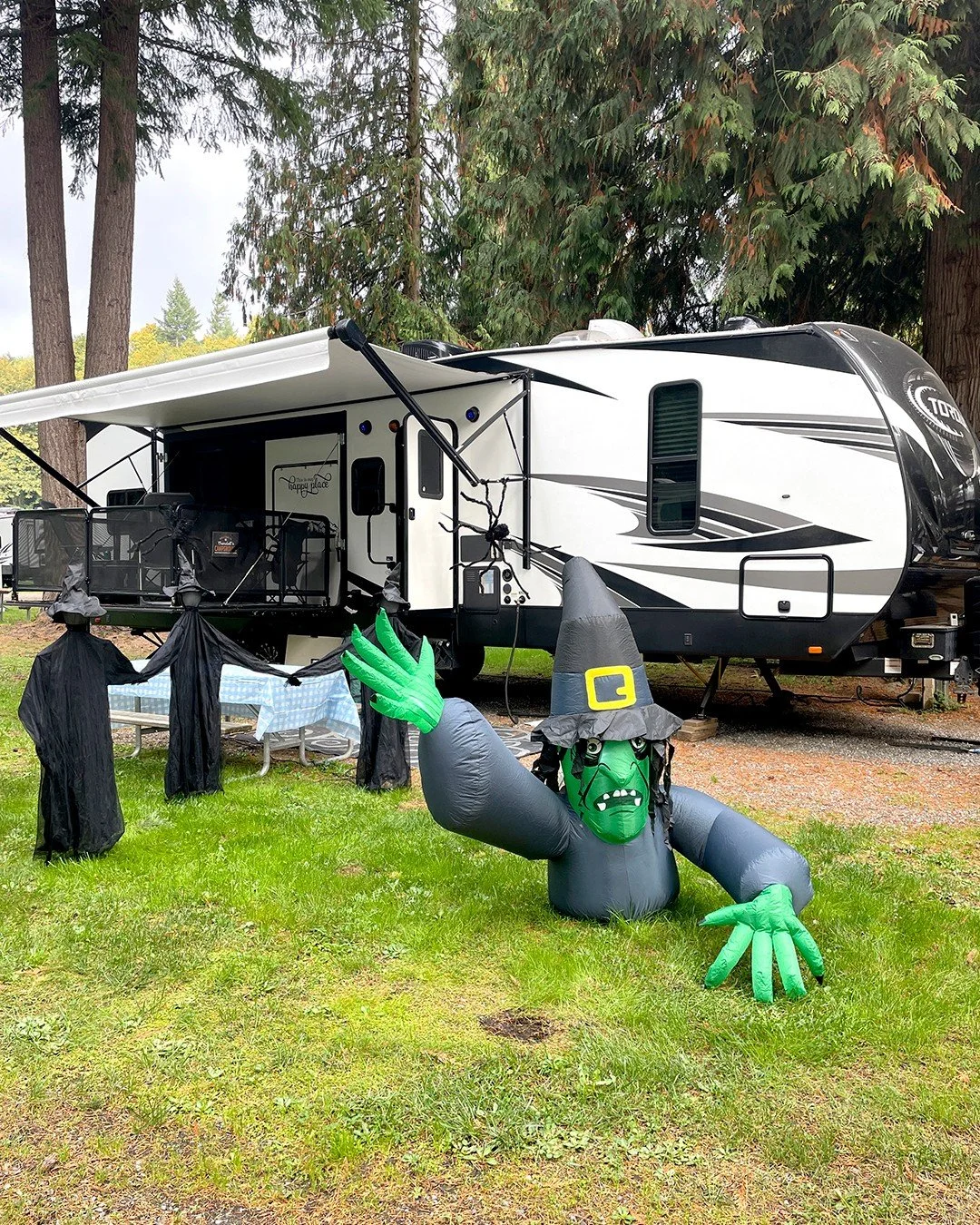 🎃 Have you ever spent Halloween in a campground? We have, back when our kids were little and it’s one of those memories that still makes us smile. 🍫 👻
Trick-or-treating from RV to RV, spooky decorations glowing under the trees, campfires cr