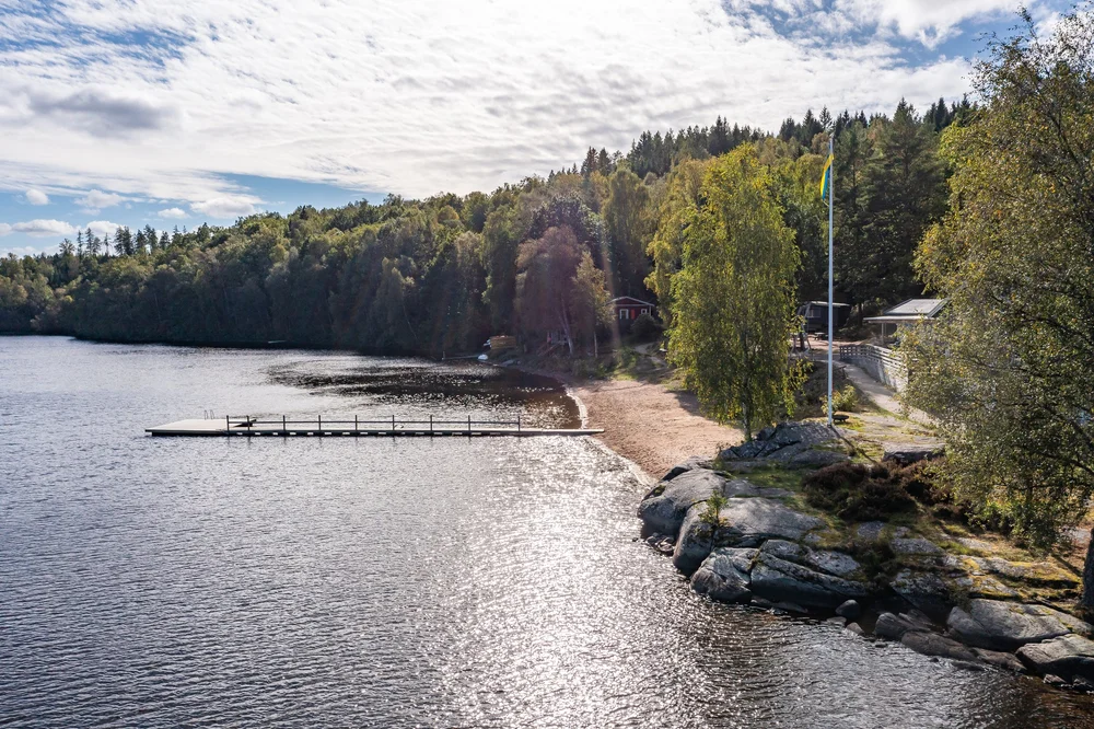 The beach, jetty and lakeside conference setting at Bockaberg in Floda