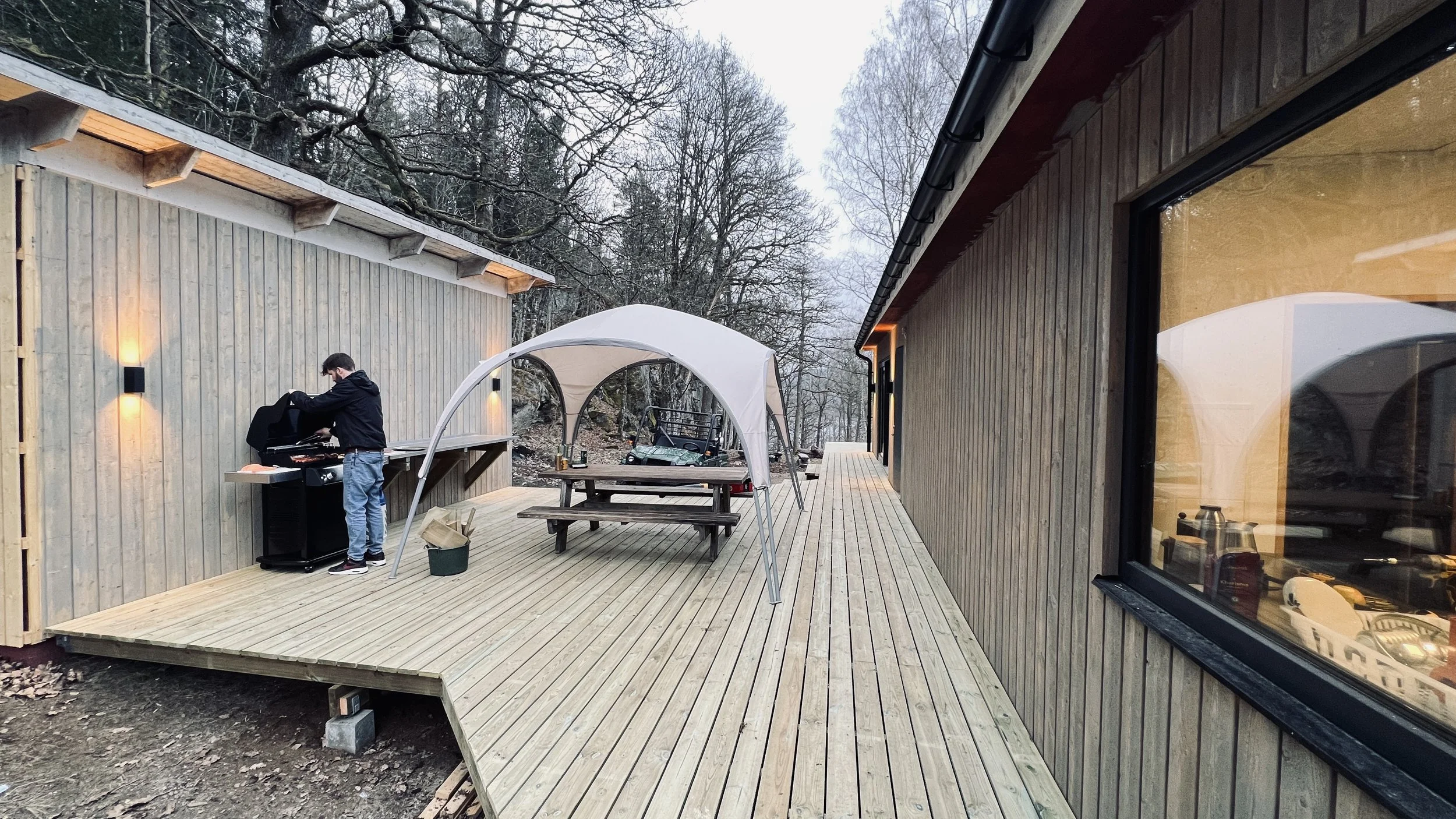 Utomhus grillplats med sjöutsikt.JPG