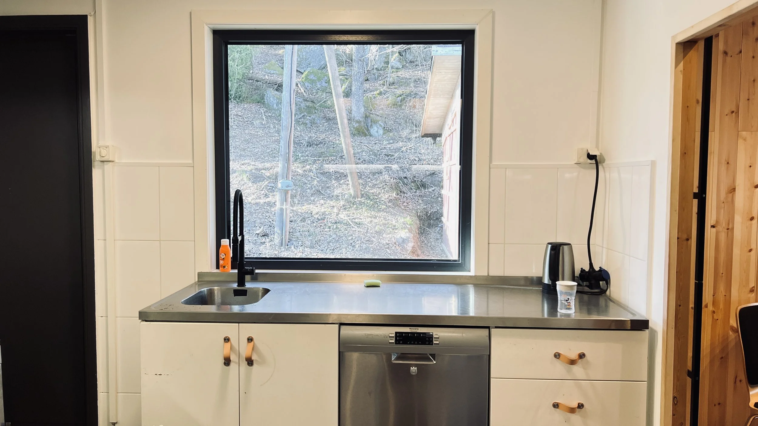 Köksdiskmaskin med sjöutsikt.JPG