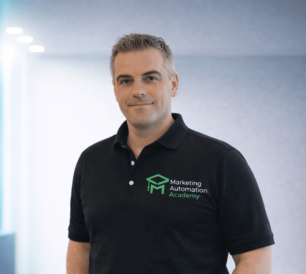 Paolo Confortini con la polo della Marketing Automation Academy