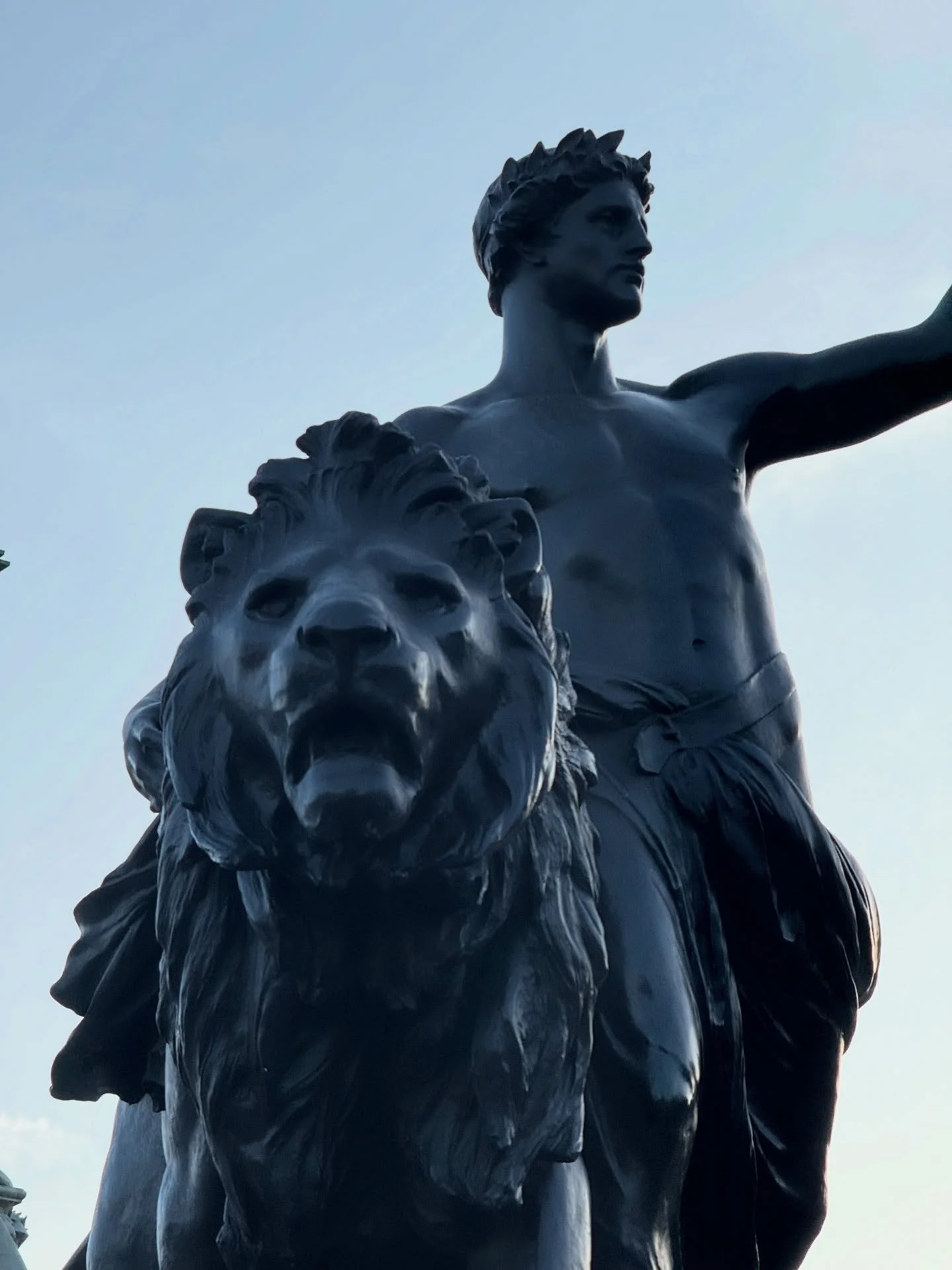 ✨ Saurez-vous deviner ?
Petit jeu pour les yeux aff&ucirc;t&eacute;s et les fans de lieux embl&eacute;matiques&hellip; 🕵️&zwj;♂️

📸 Ces photos capturent des d&eacute;tails royaux, une architecture majestueuse et une &eacute;l&eacute;gance 100% brit