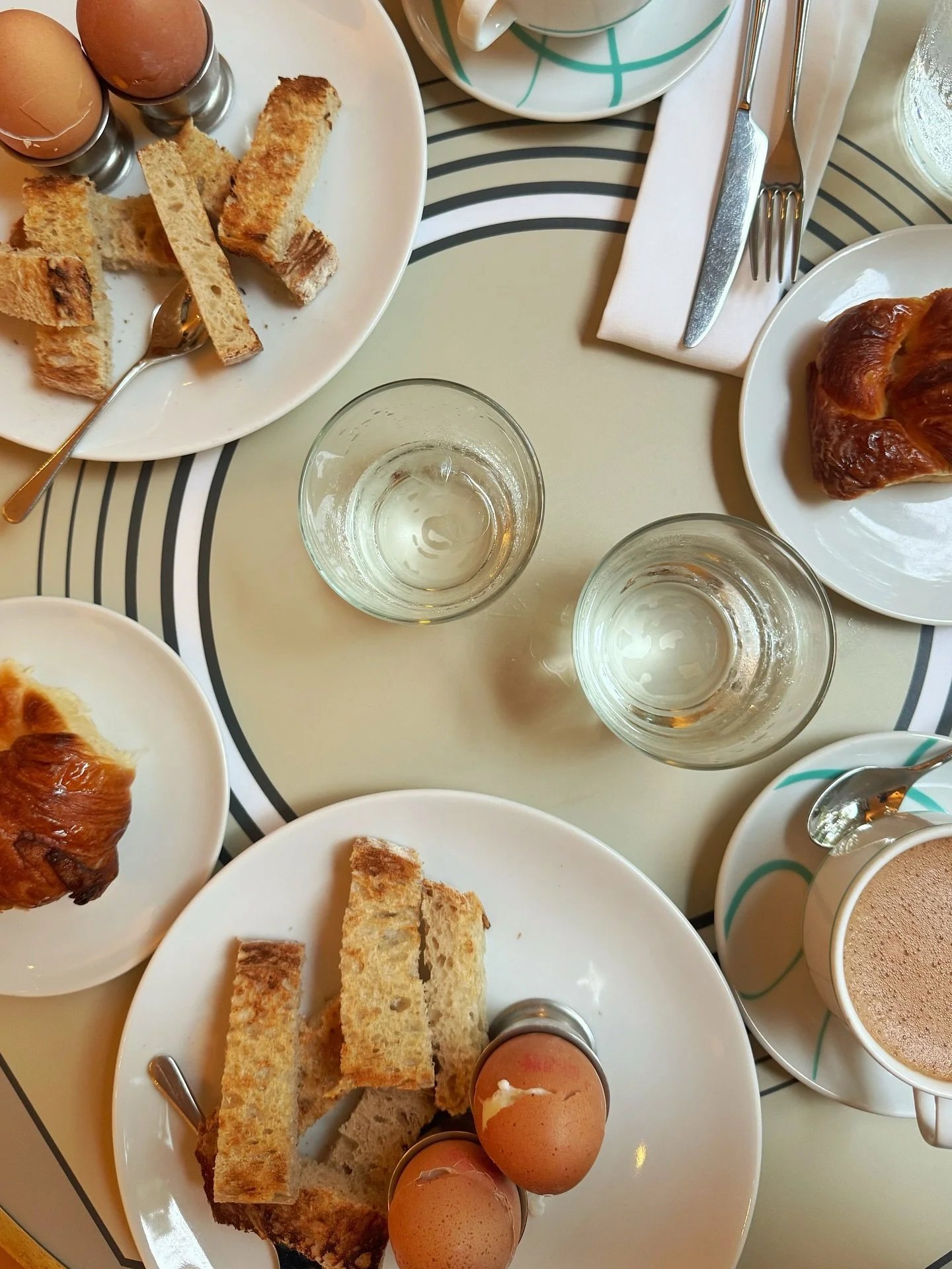 Petit dej arty chez Caf&eacute; Linea 🎨☕️ &mdash; nich&eacute; dans la Saatchi Gallery, c&rsquo;est le spot parfait pour commencer la journ&eacute;e avec style. &OElig;ufs &agrave; la coque 🥚, mouillettes croustillantes &agrave; tremper comme quand