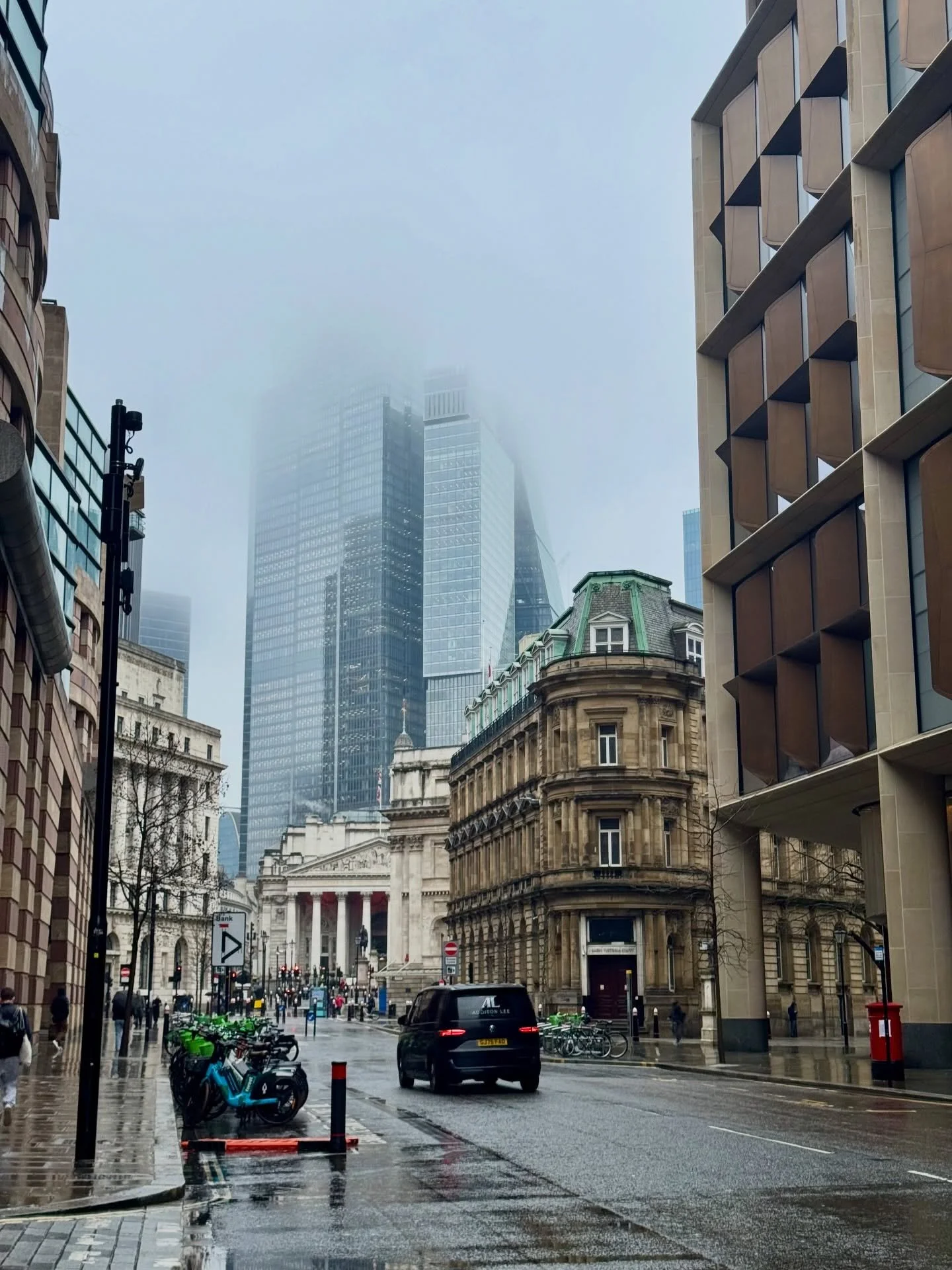 Entre gratte‑ciel de verre et ruelles charg&eacute;es d&rsquo;histoire, Bank est l&rsquo;un de ces quartiers londoniens o&ugrave; le pass&eacute; et le futur se croisent &agrave; chaque coin de rue.
Ici, les fa&ccedil;ades classiques c&ocirc;toient l
