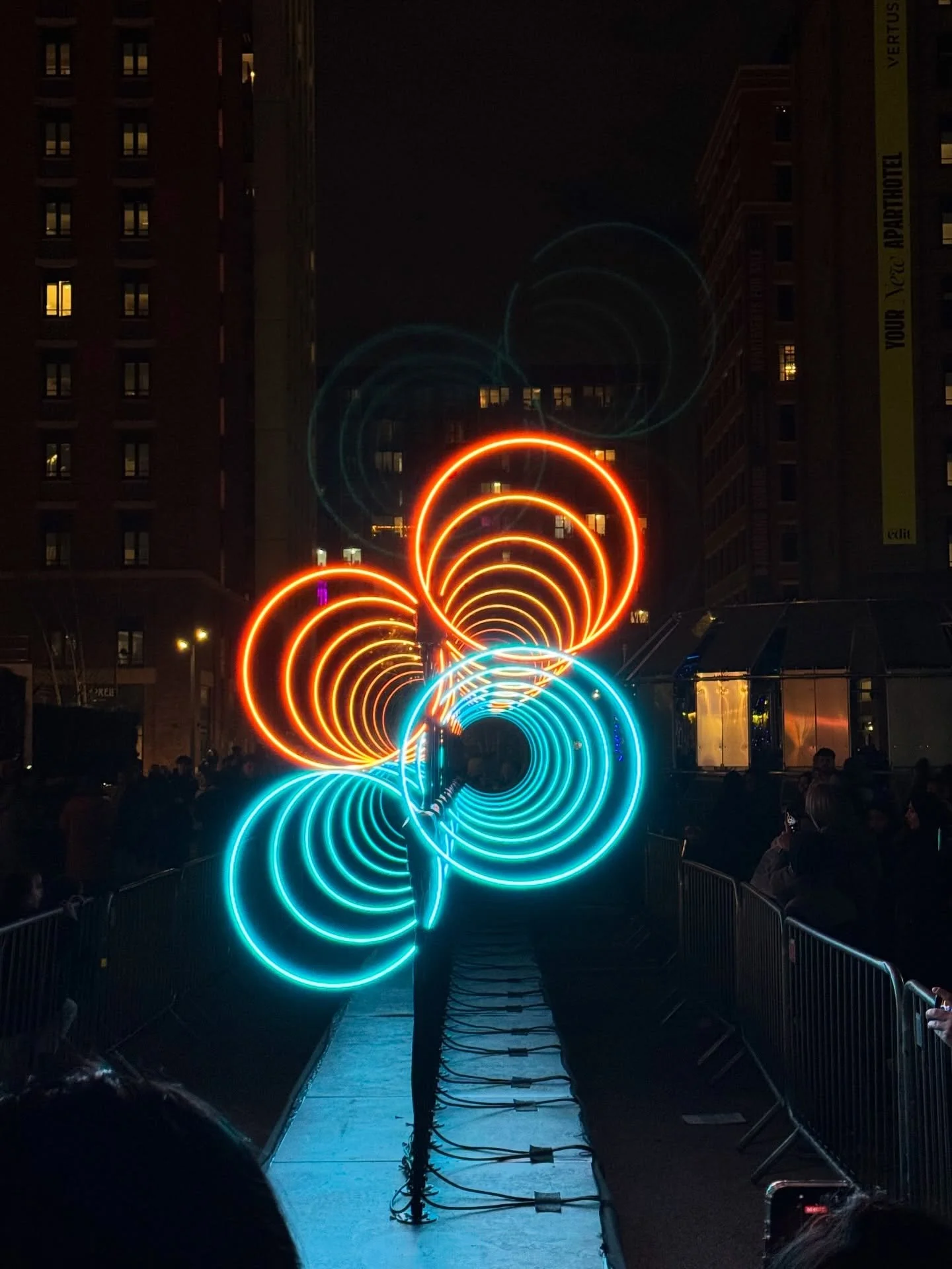 Chaque hiver, Canary Wharf se transforme en un v&eacute;ritable laboratoire de lumi&egrave;re, et cette &eacute;dition 2026 n&rsquo;a pas d&eacute;&ccedil;u.

Entre installations interactives, sculptures lumineuses 🌈 et reflets hypnotiques sur l&rsq
