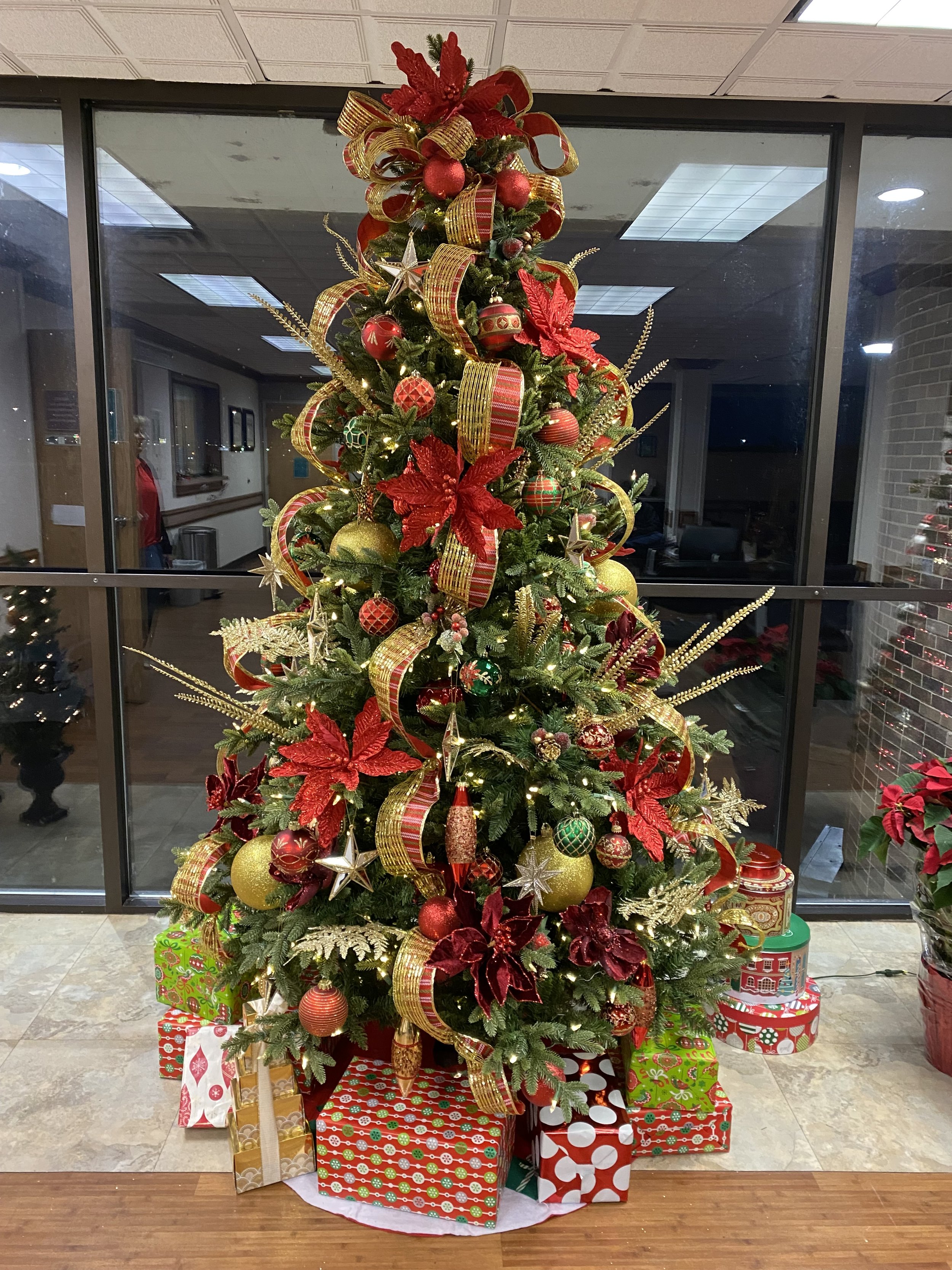 How to Add Vertical Ribbon to a Christmas Tree, The Creek Line House