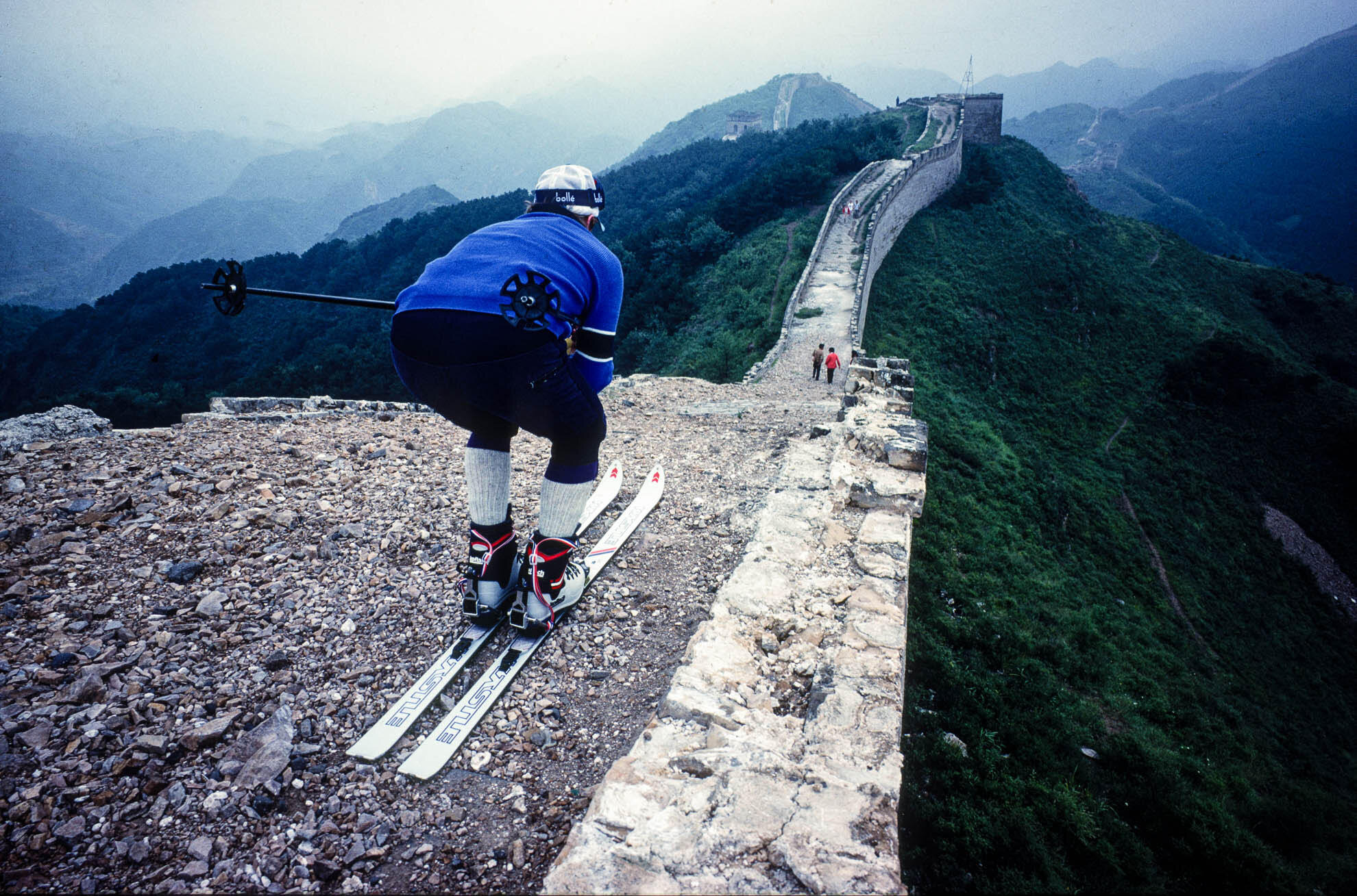  Lloyd Gallagher skis the Great Wall, 1981, during Muztagata expedition. Photo by Pat Morrow. 