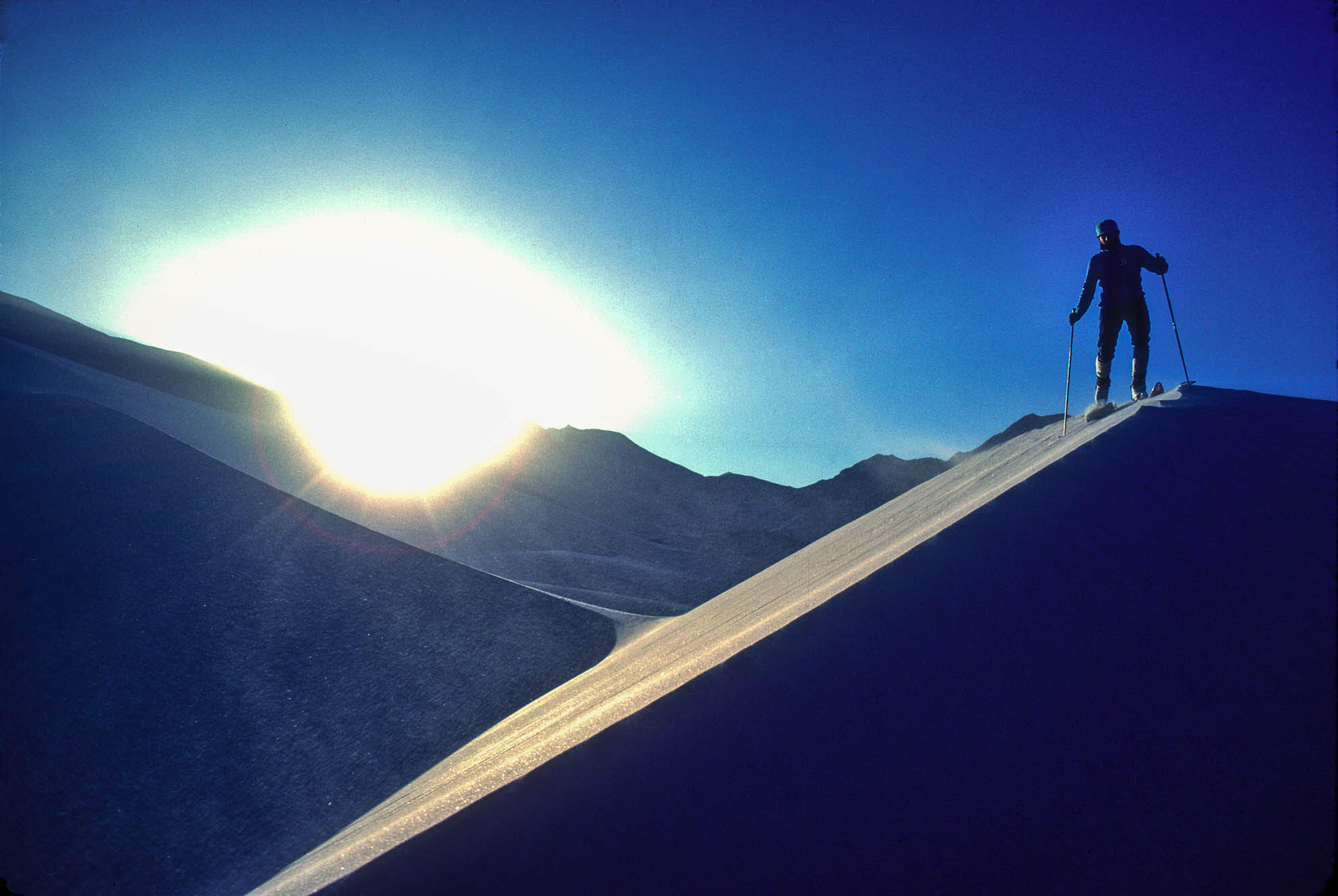  Lloyd Gallagher skis 300-metre high sand dunes, Chinese Pamir, 1981, during the Muztagata expedition. Photo by Pat Morrow. 