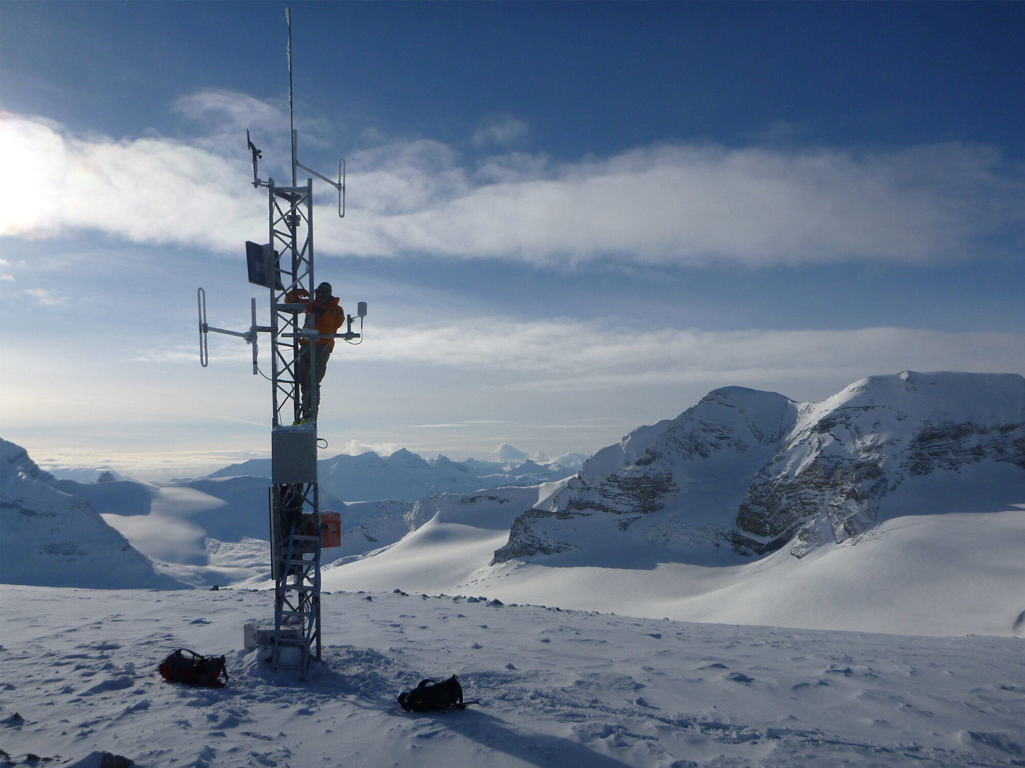  Weather station maintenance at Vulture Peak. Photo courtesy Brian Webster/Parks Canada. 