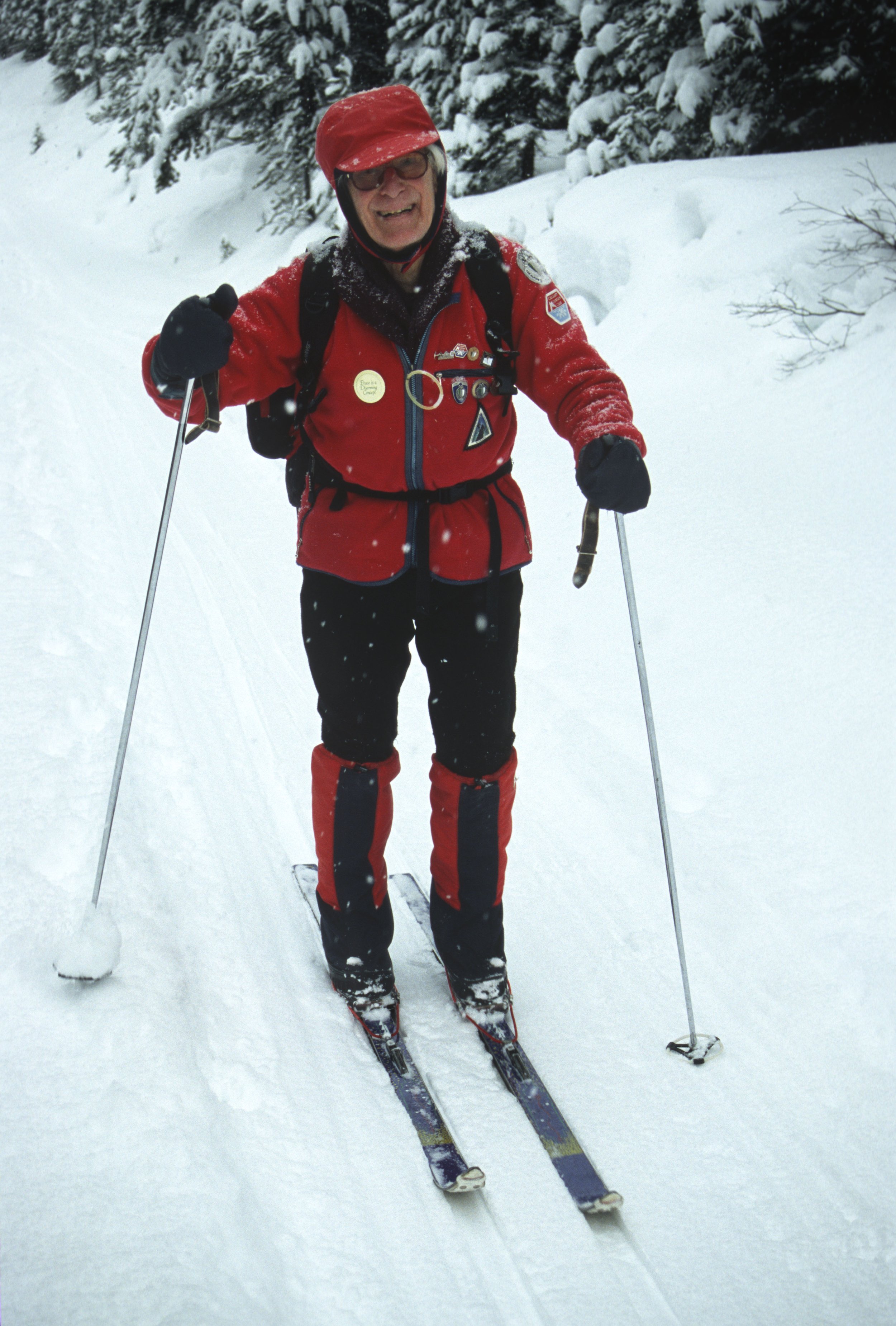  Richard skis to Lake O’Hara at the age of 91. Photo courtesy of Richard Guy Collection. 