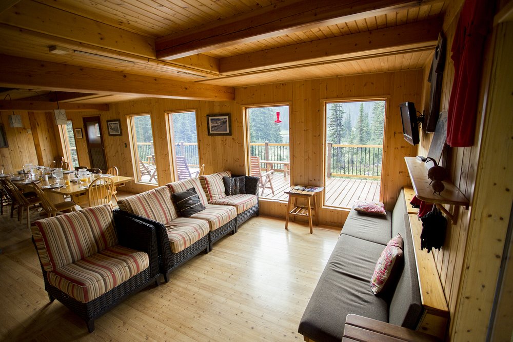  The living and dining room at Mistaya Lodge. Photo by Abbydell Photography. 