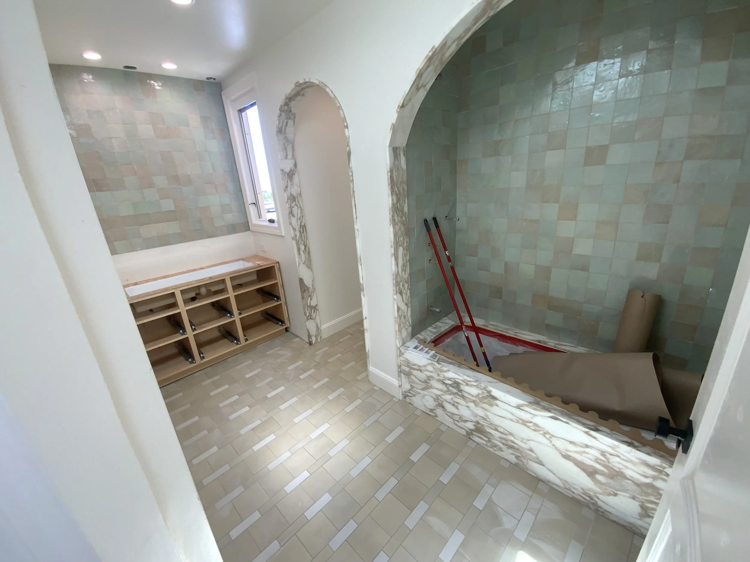 Tiled bathtub enclosure & built arch