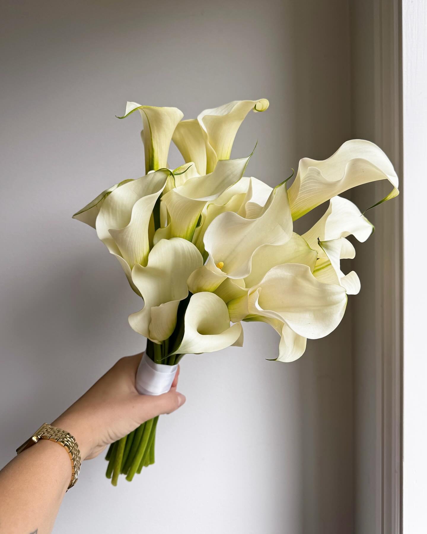 A bouquet of timeless elegance and grace for Natacha 🕊️ Full of the most flawless calla lilies we have ever seen!