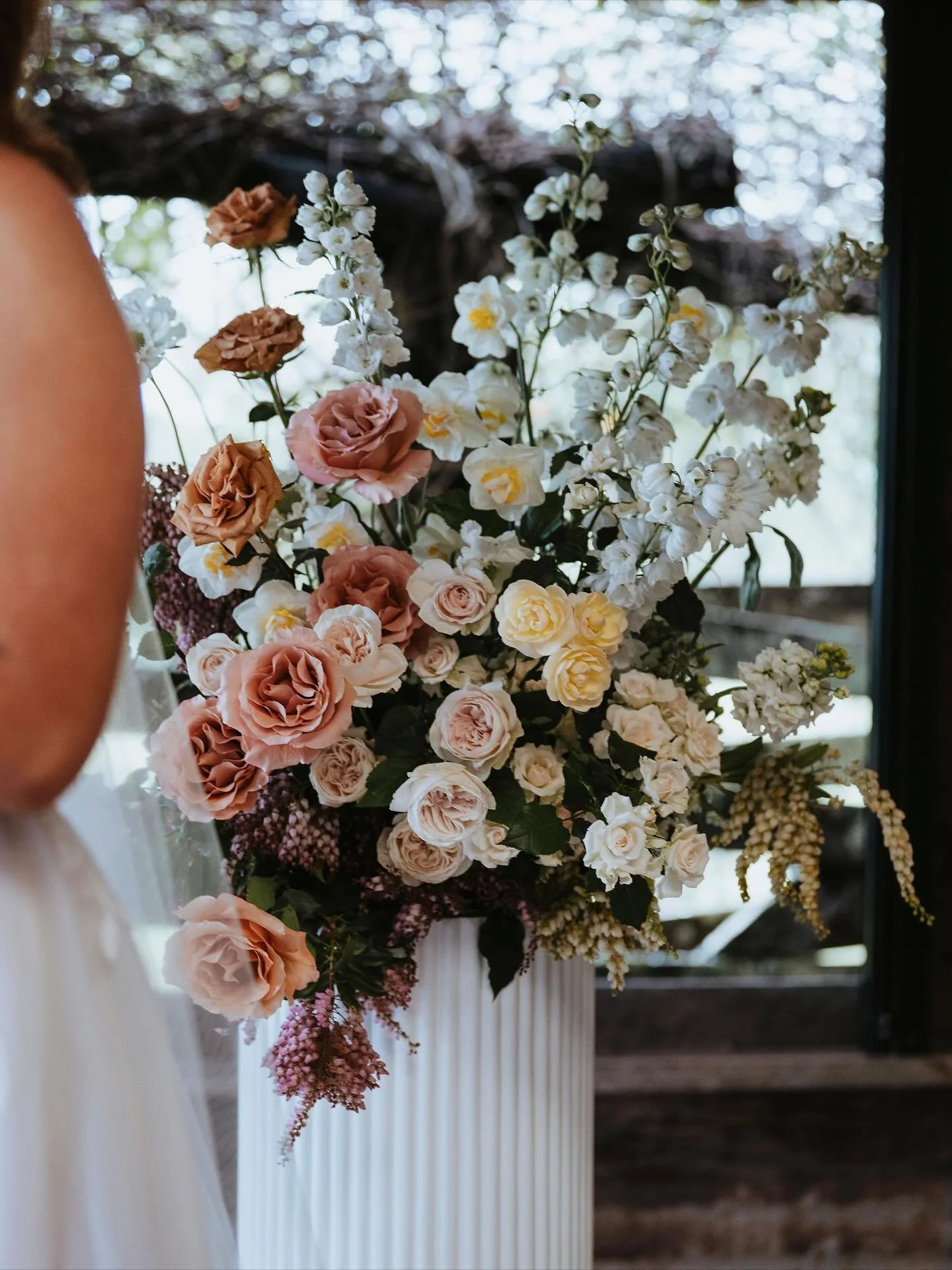 Beautiful moments from Kate &amp; Cody&rsquo;s dreamy day captured by the talented @cooperbradyphotog 

🏷️ 
Venue ~ @yandinastation 
Stylist ~ @simplystyleco
Celebrant ~ @i.am.celebrantsam
Hair Stylist ~ @evalynparsonsweddings
MAU ~ @makeupbyamymare