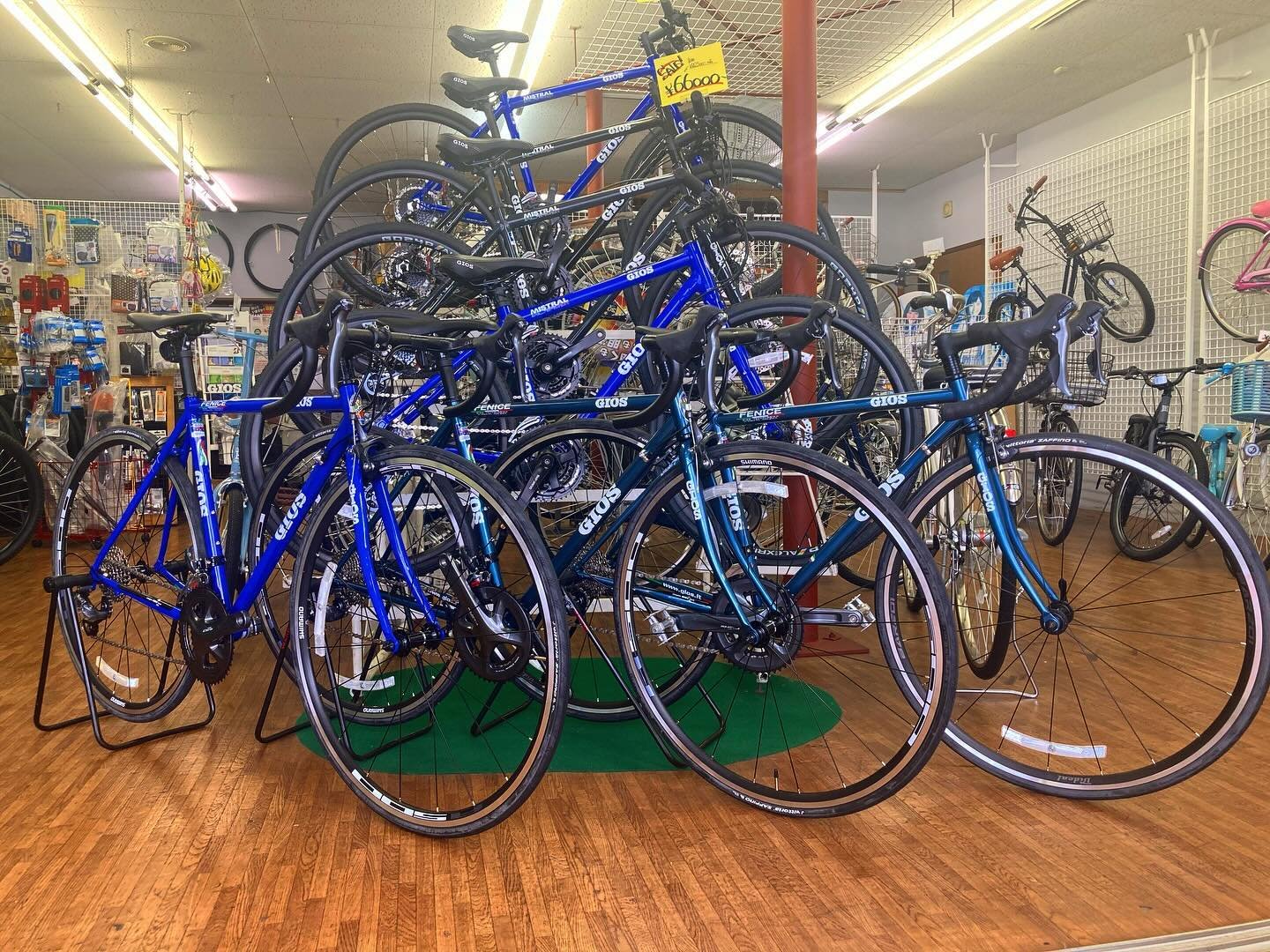 展示車紹介
GIOS FENICE 
シマノ　クラリスを装備したクロモリロード🚴
ホイールまでシマノ製なのが推せるポイントです！
初めてのロードバイクにおすすめ🚴
セール価格になっておりますのでぜひ店頭でご覧ください🉐
試乗車もありますので、気軽にお試しください🚴

#GIOS #FENICE #ロードバイク #クロモリ
 #ヤスエサイクル