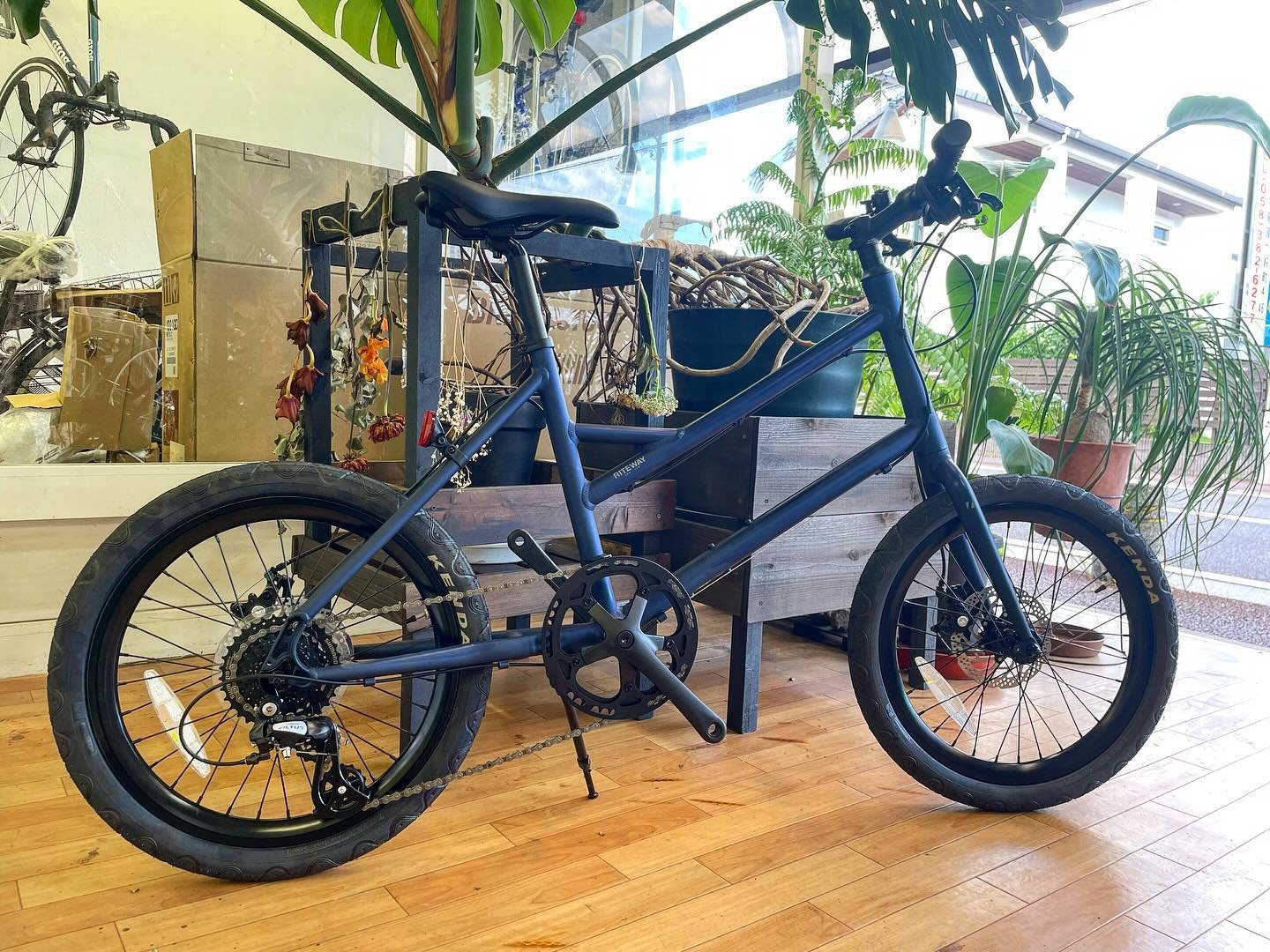 展示車紹介🚴&zwj;♂️
ライトウェイ　
グレイシア　マットネイビー
太めのタイヤにディスクブレーキを装備したタフに乗れる洒落た小径車です🛞
身長145cmから乗れるので小柄な方でも大丈夫👌ぜひ店頭でご覧ください🥸

#ライトウェイ #グレイシア #ミニベロ 
#ヤスエサイクル
