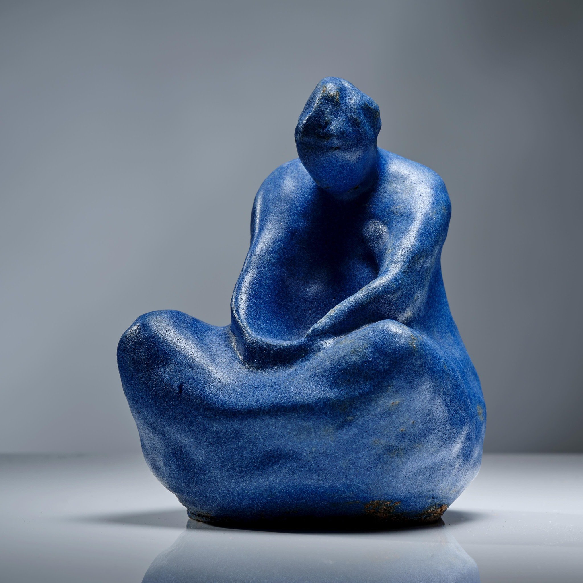 Sitting ceramic figure exhibiting @starbrewerygallerylewes June 1st - 9th ( excluding Monday ) photographer @jimholdenpics #sculpture #exhibition #ceramics #blue #societyofwomenartists #societyofsculptors #interiordesign #inspiration #artfair #exteri