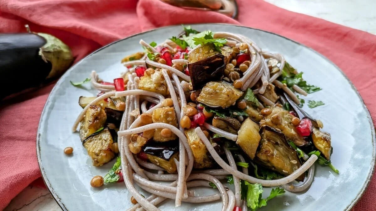 Pâtes de sarrasin aux aubergines, grenade et coriandre