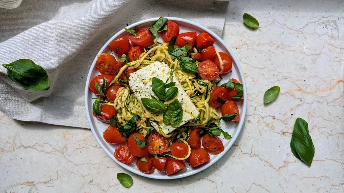 Recette facile de spaghettis de courgettes aux tomates et à la feta