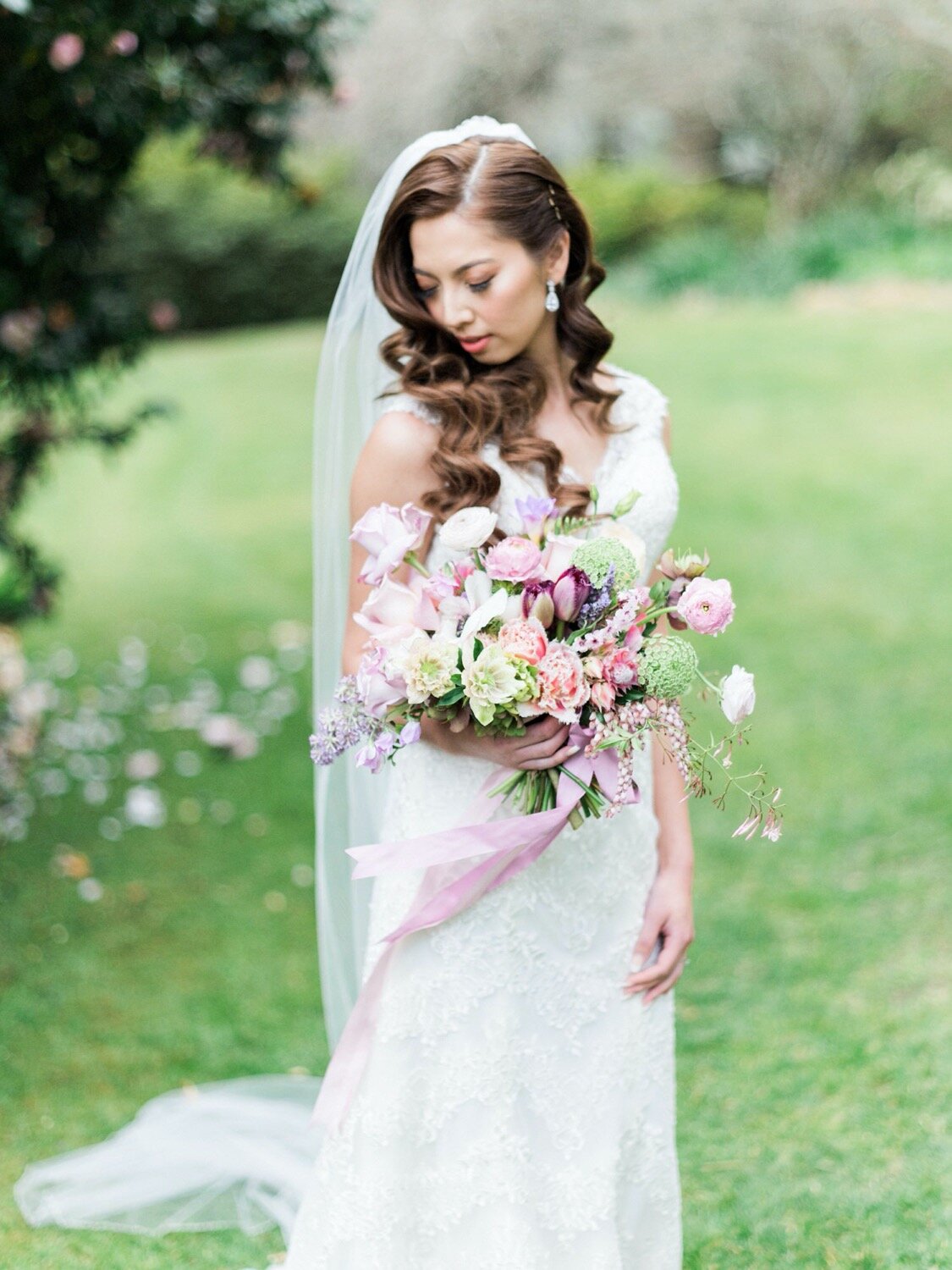 bride with wedding bouquet at milton park