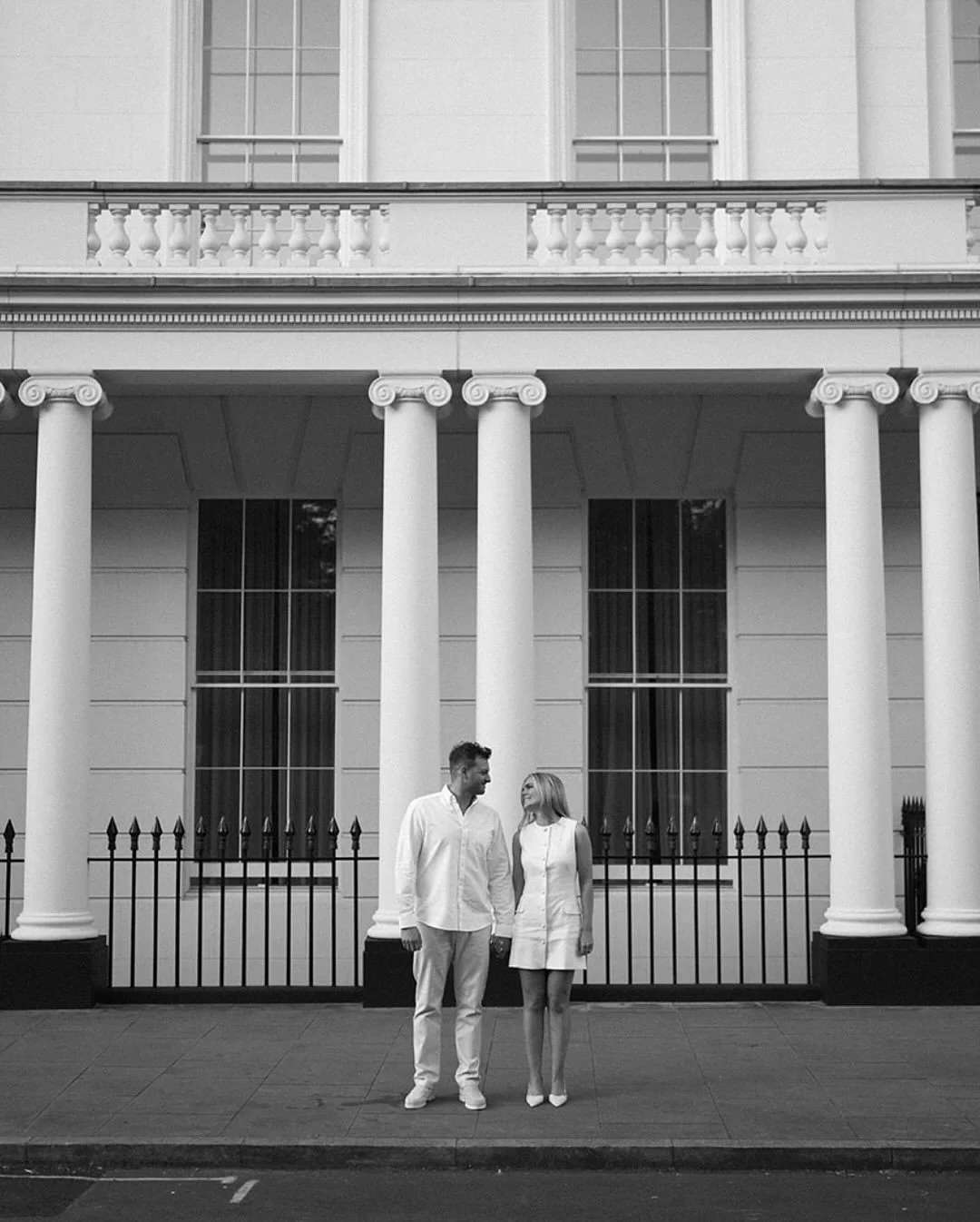 There&rsquo;s something about London at sunrise, soft light, quiet streets, and space to shoot without people watching or walking through the frame.
In my opinion 6am is always worth it. 

#LondonCouple #LondonCoupleShoot #LondonCouplesPhotography #L