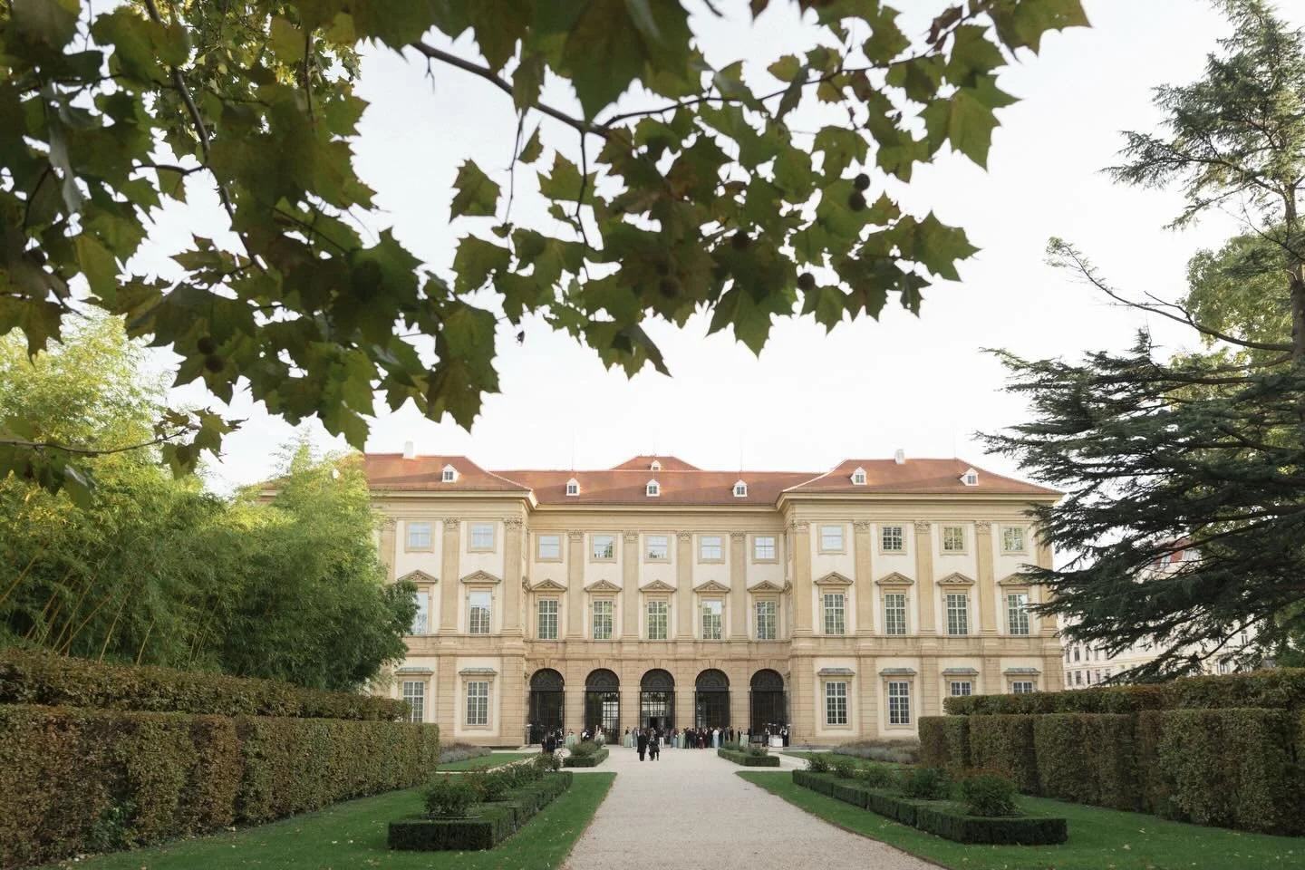How beautiful is Palais Liechtenstein in Vienna 🤩

#viennawedding @#viennaweddingphotograoher