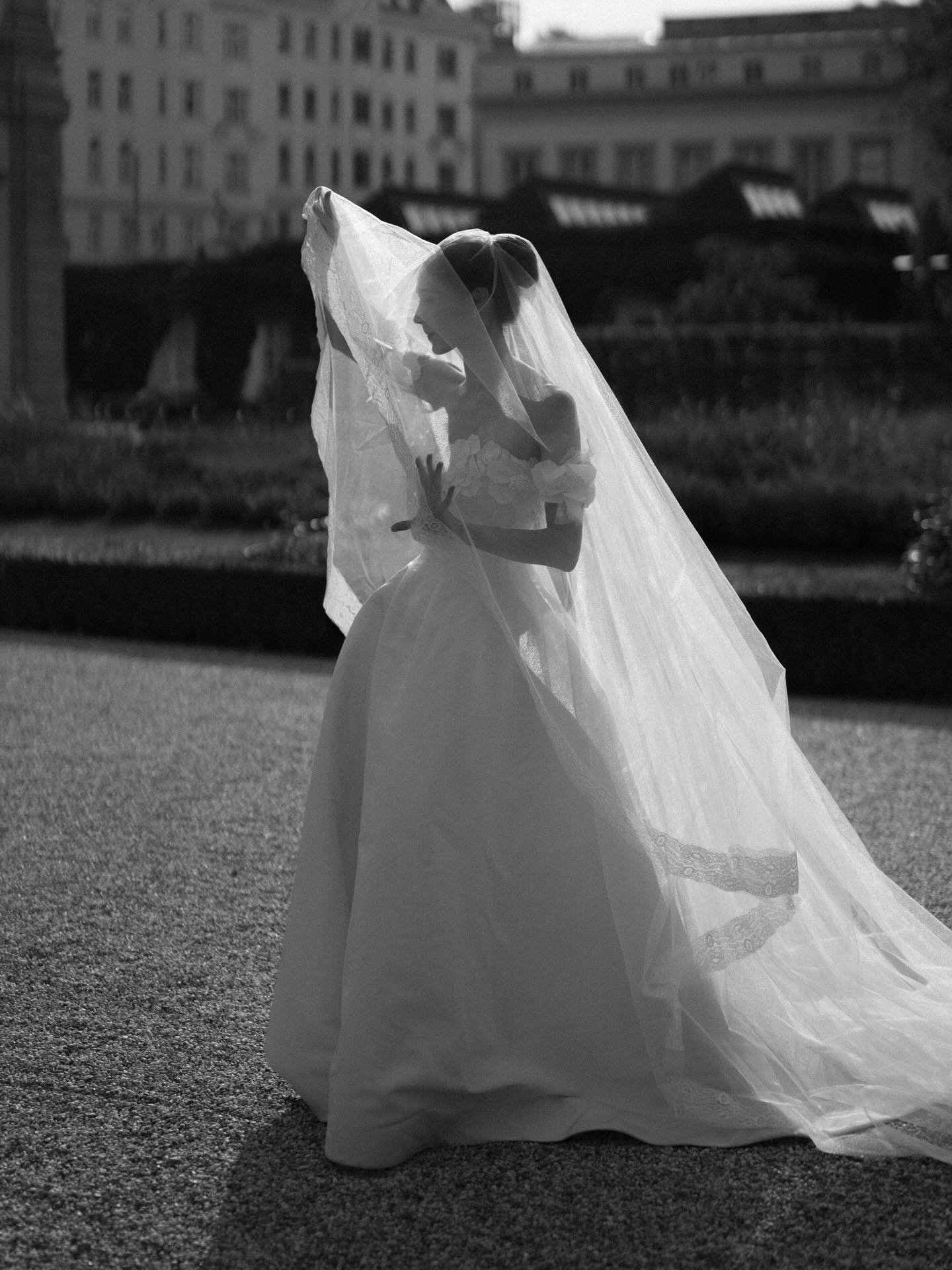 Portrait of Elizabeth in Oscar de la Renta at Palais Liechtenstein
