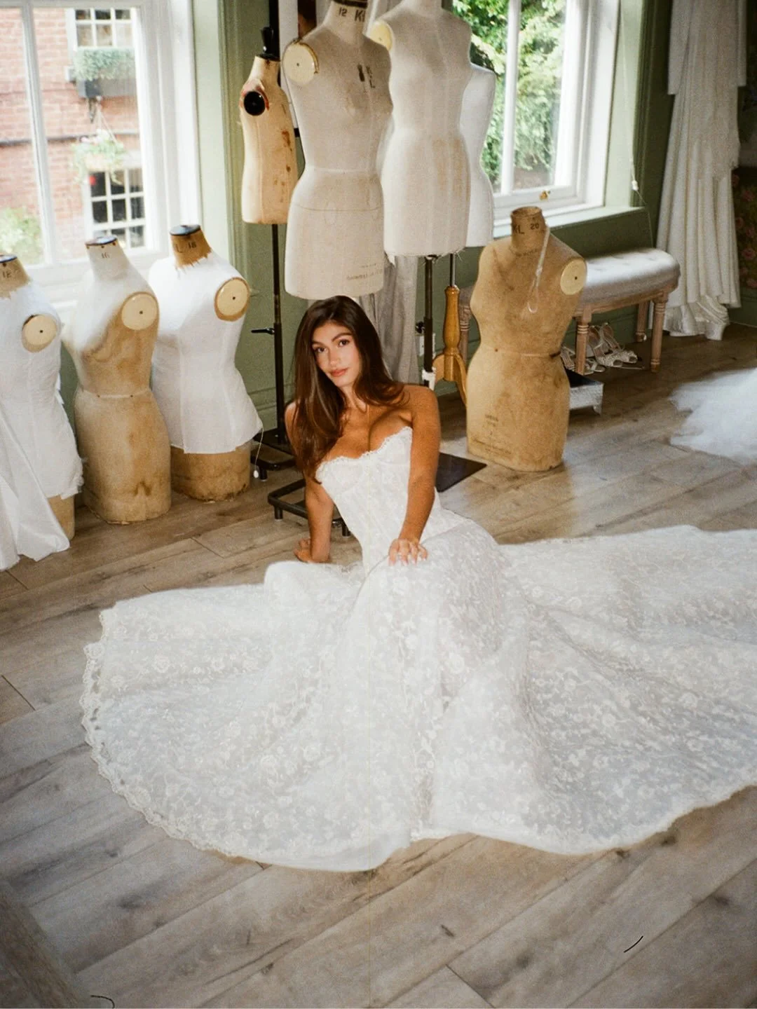 A few #35mm film shots of the new collection by the amazing  @emmabeaumontatelier 

#35mmfilm #emmabeumont #bespokeweddingdress