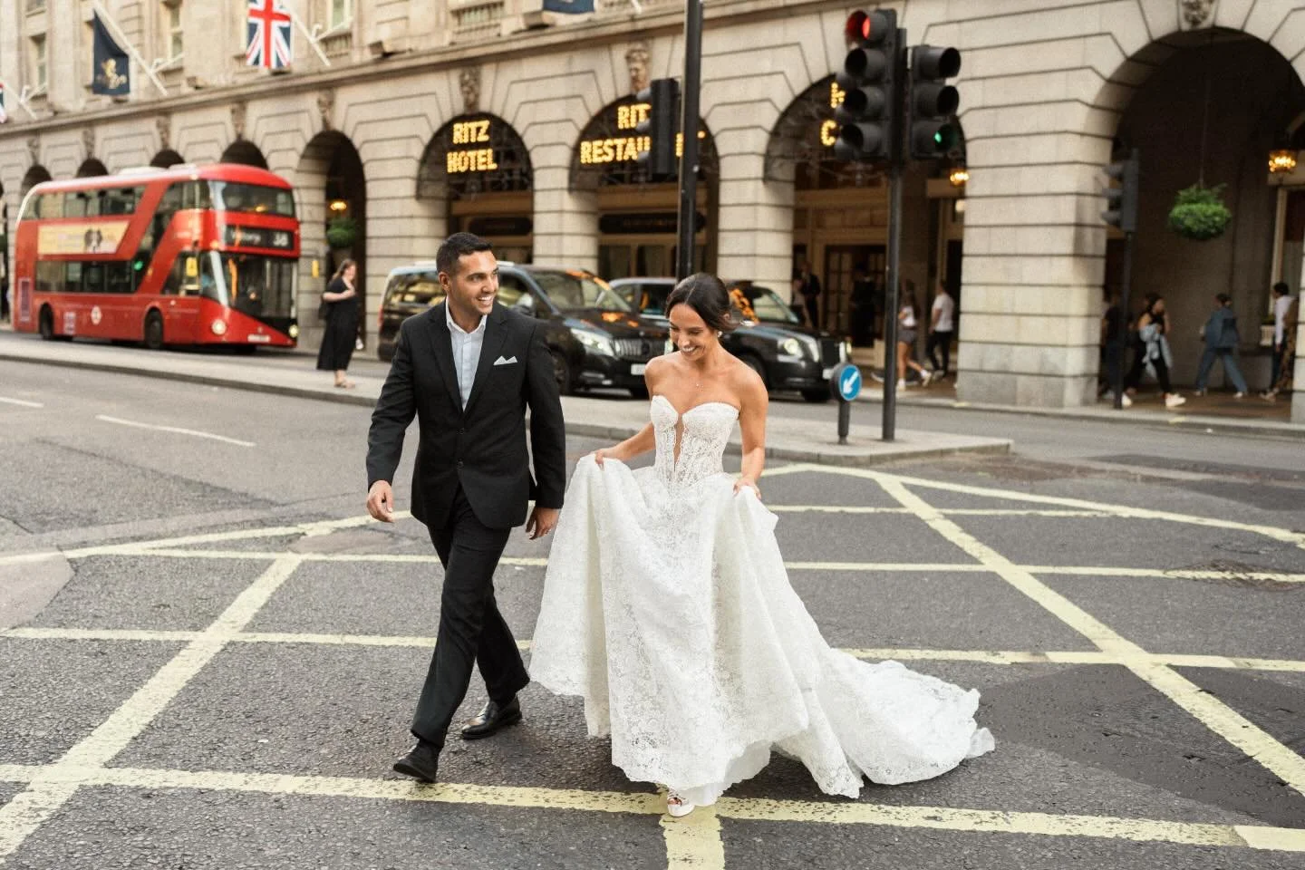 London backdrops 😍 

#londoncoupleshoot #londonweddingphotographer #londonbus