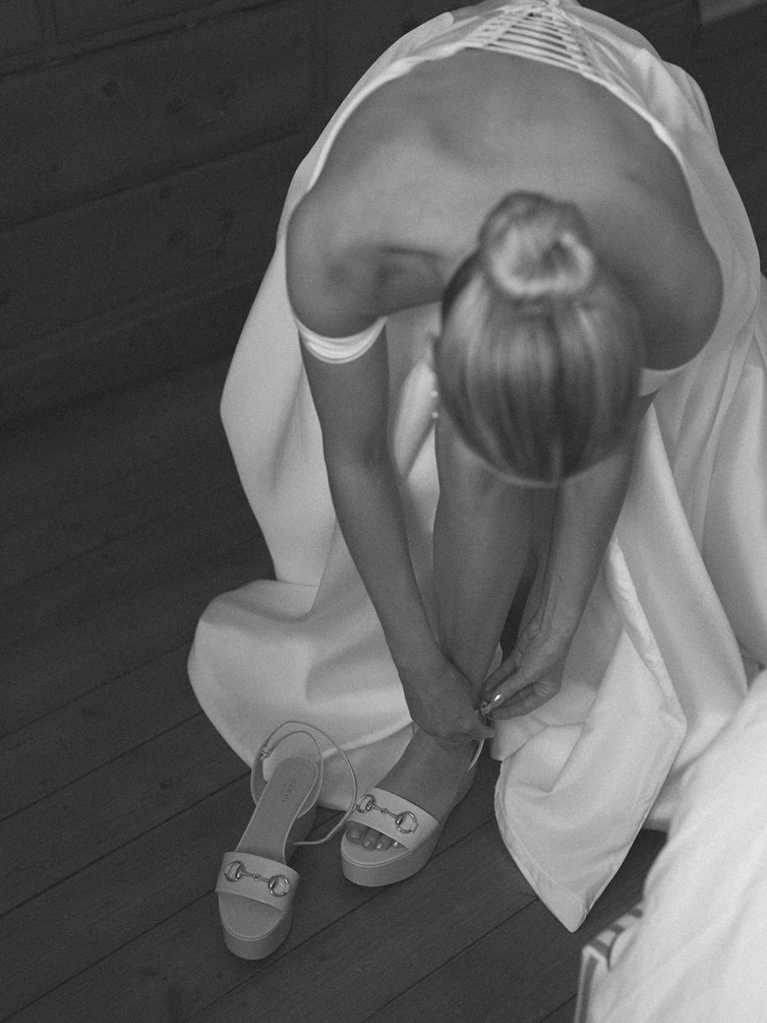 Getting ready moments at home are always so special 🤍 

#londonweddingphotographer #candidweddingphotography #candidweddingphotos