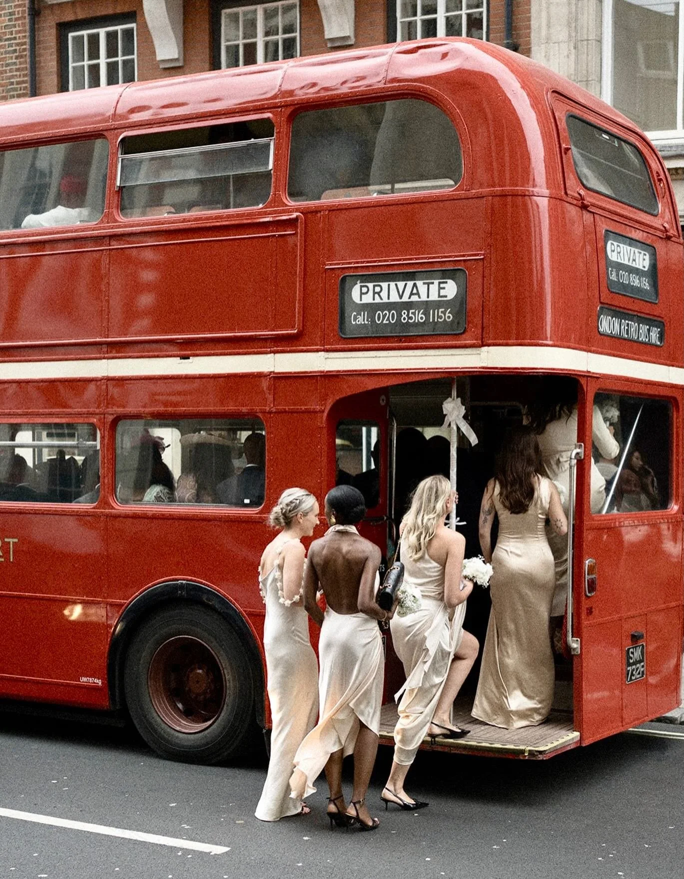 Champagne bridesmaids dresses &amp; London buses 🤍

#londonwedddingphotographer #londonwedding
