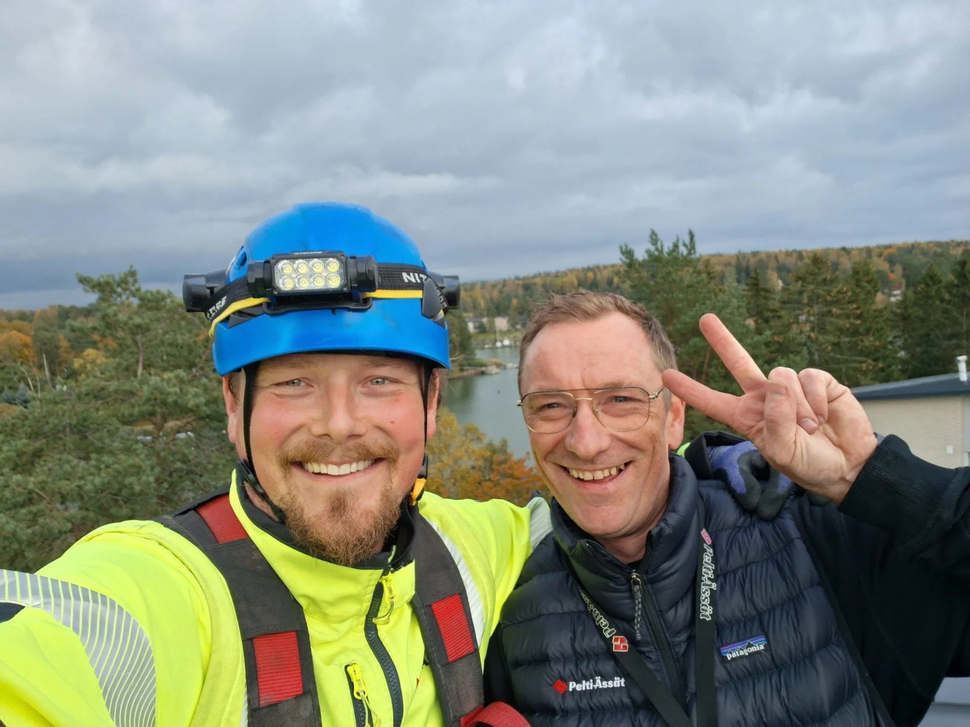 🌞 Ty&ouml;kulttuuri, jossa ilo ja yhteis&ouml; kantavat

Uskomme, ett&auml; hyv&auml; ty&ouml;p&auml;iv&auml; syntyy pienist&auml; asioista: hymyist&auml;, luottamuksesta ja siit&auml;, ett&auml; jokainen saa olla oma itsens&auml;. Meille t&auml;rke