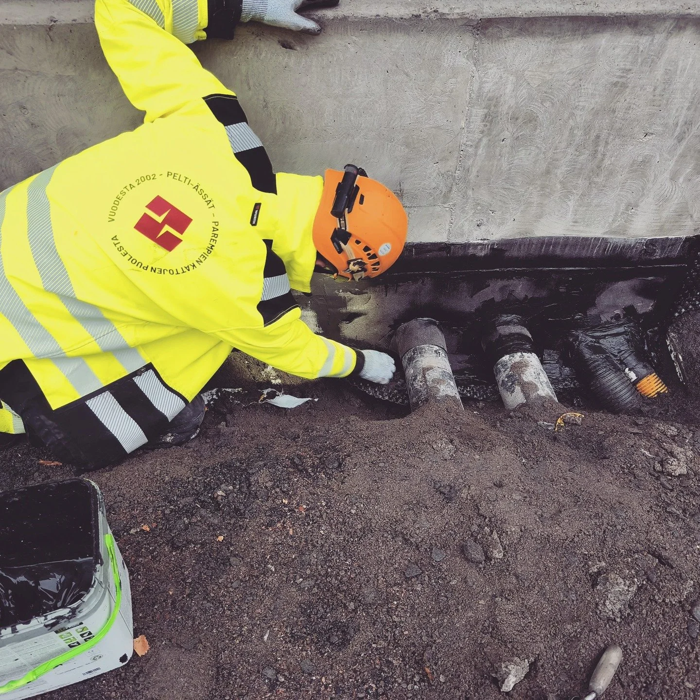 Tuoretta kuvaa &Auml;ssien bitumikateurakoinnin ty&ouml;maalta, jossa on k&auml;ynniss&auml; perusmuurin kosteuseristys ja tarkemmin sanottuna l&auml;pivientien tiivistys.
Perusmuurien vedeneristykset ovat meille tuttua hommaa ja erityisesti l&auml;p