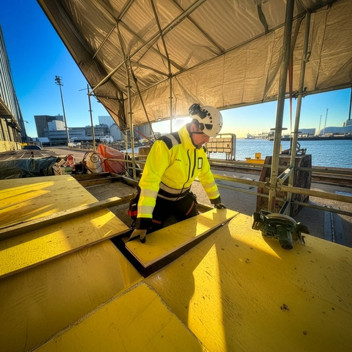 Tuoretta kuvaa ty&ouml;maalta Helsingin telakalta. Kattokorjaamo mukana, kun fasiliteetteja laitetaan kuntoon tulevia Trumpin j&auml;&auml;nmurtajatilauksia varten🤩

#kattokorjaamo #peltiassat #tyomaa #rakentaminen #korjausrakentaminen #helsinki #he