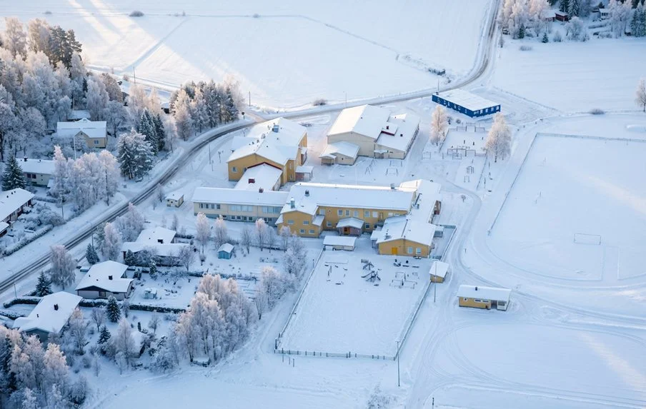 Hankeuutisia - Ässien Bitumikateurakointi toteuttaa Hinthaaran sivistyskeskuksen perusmuurien kosteuseristykset sekä vesikattotyöt yhteistyössä Varte Lahden kanssa