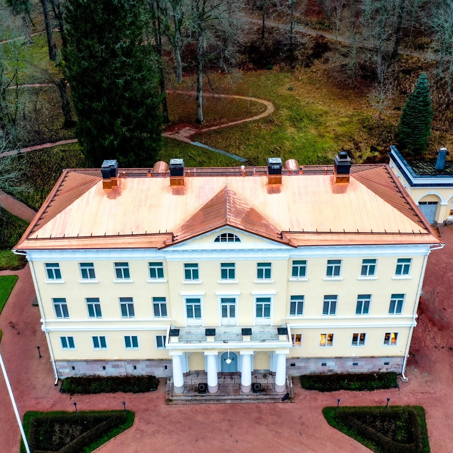 Kuparikatto on valinta, joka kest&auml;&auml; aikaa 👌

Kupari on yksi arvostetuimmista katemateriaaleista, eik&auml; syytt&auml;. Se ei ruostu, ei vaadi huoltomaalausta ja sen k&auml;ytt&ouml;ik&auml; voi olla jopa yli 100 vuotta. Ajan my&ouml;t&aum